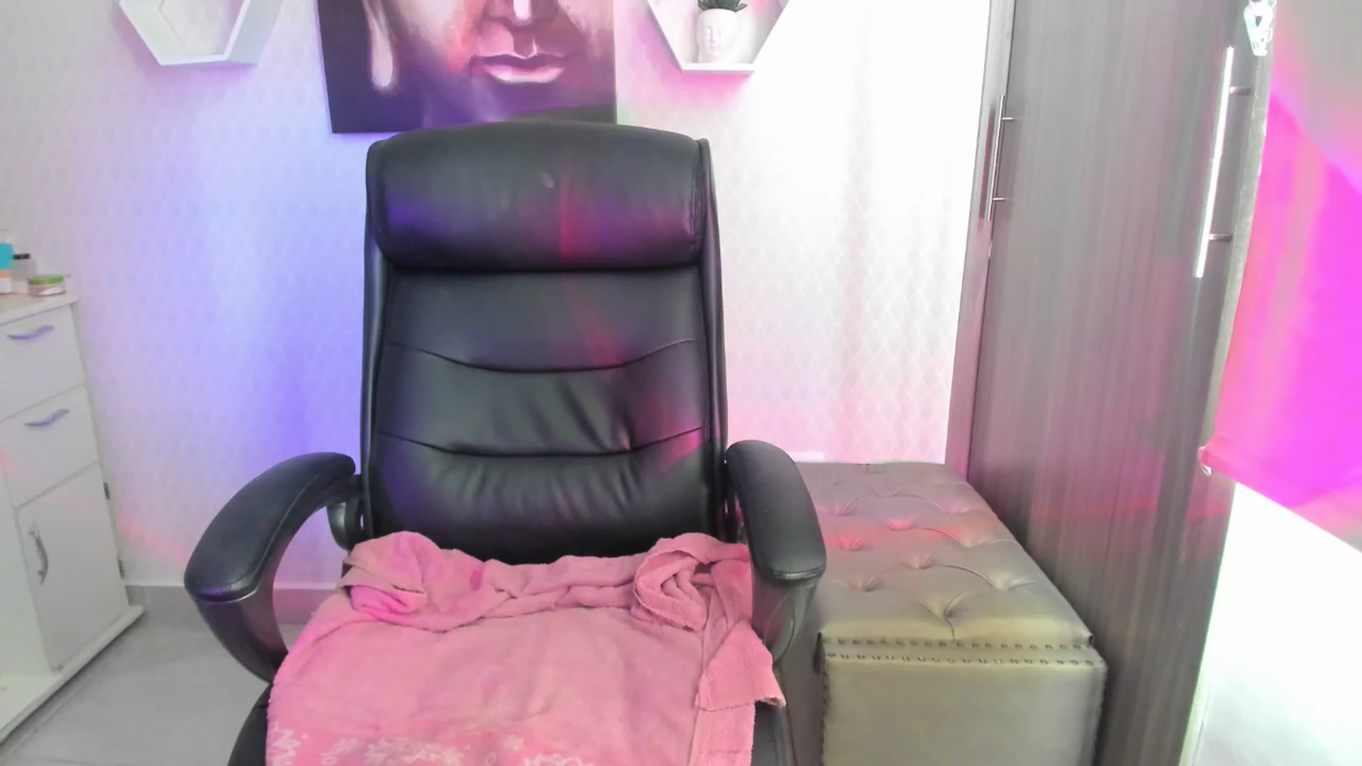 Gallery image thumbnail from Susan_lane's myfreecams stream on, 07/23/2024, 15:49 image 9 of 20