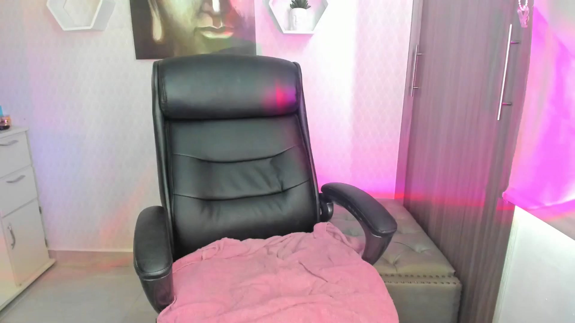 Gallery image thumbnail from Susan_lane's myfreecams stream on, 07/31/2024, 15:21 image 4 of 20