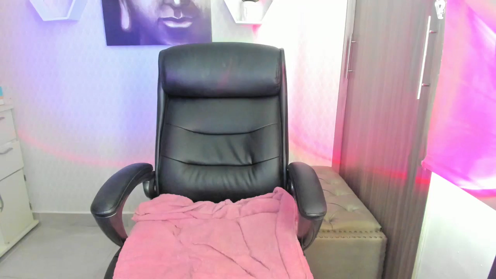 Gallery image thumbnail from Susan_lane's myfreecams stream on, 08/06/2024, 16:01 image 9 of 20