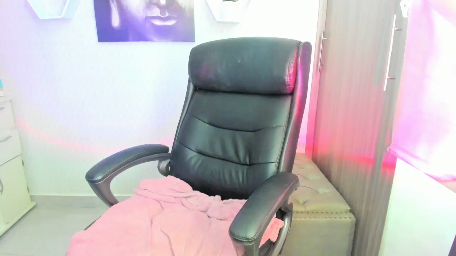 Gallery image thumbnail from Susan_lane's myfreecams stream on, 08/06/2024, 16:01 image 12 of 20