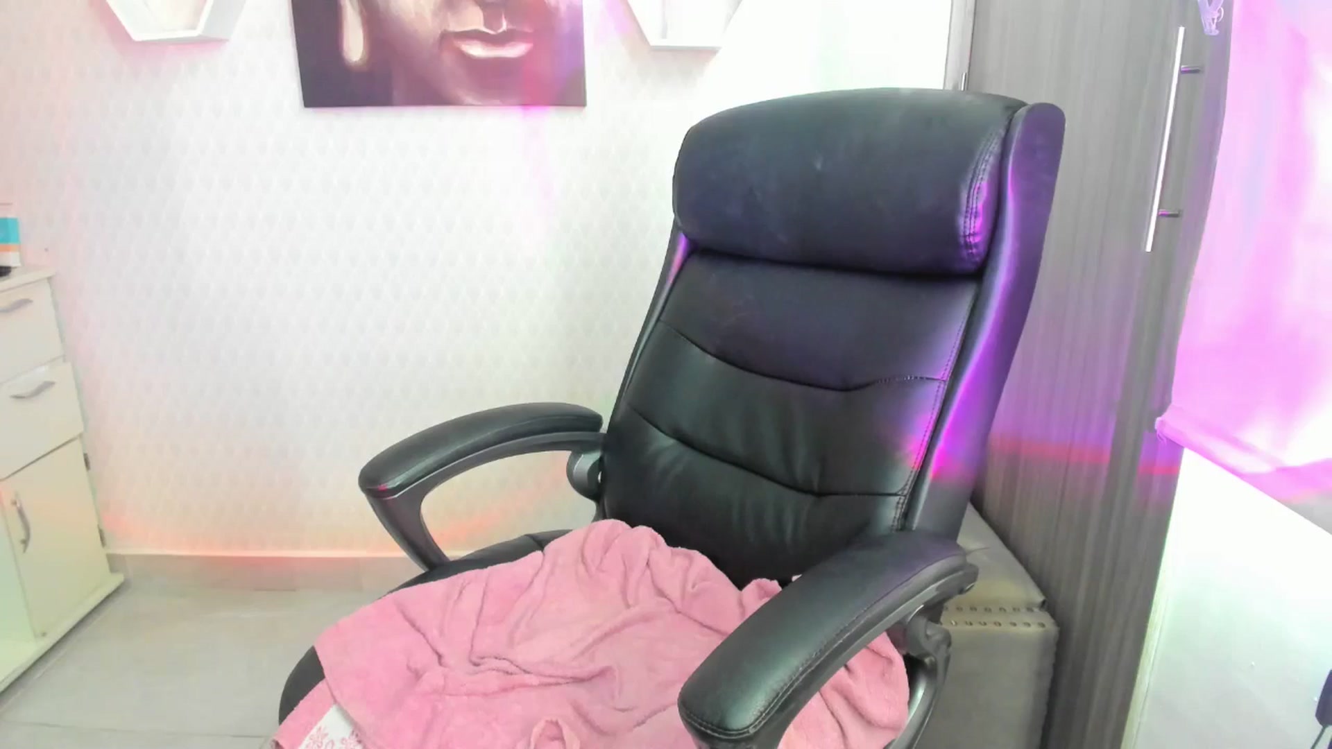 Gallery image thumbnail from Susan_lane's myfreecams stream on, 08/08/2024, 15:43 image 17 of 20