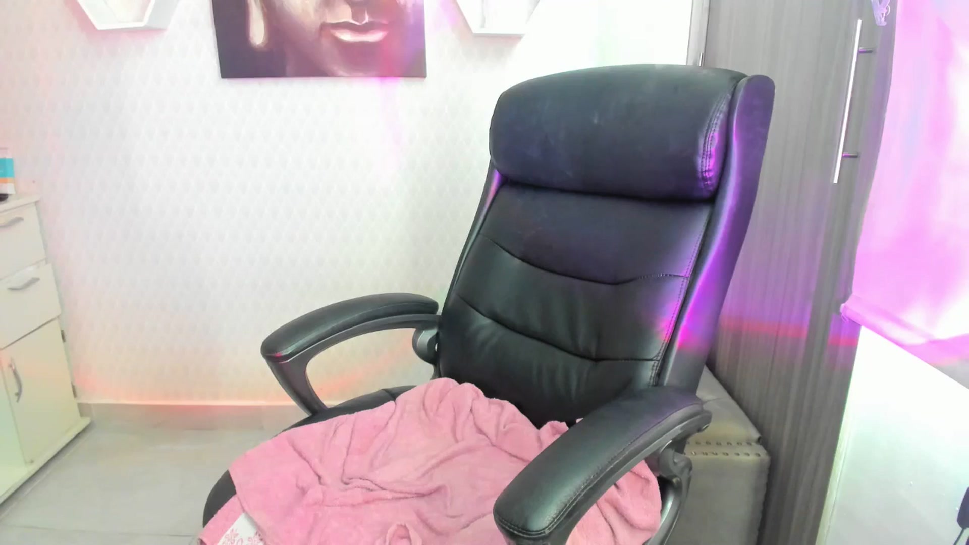 Gallery image thumbnail from Susan_lane's myfreecams stream on, 08/08/2024, 15:43 image 16 of 20