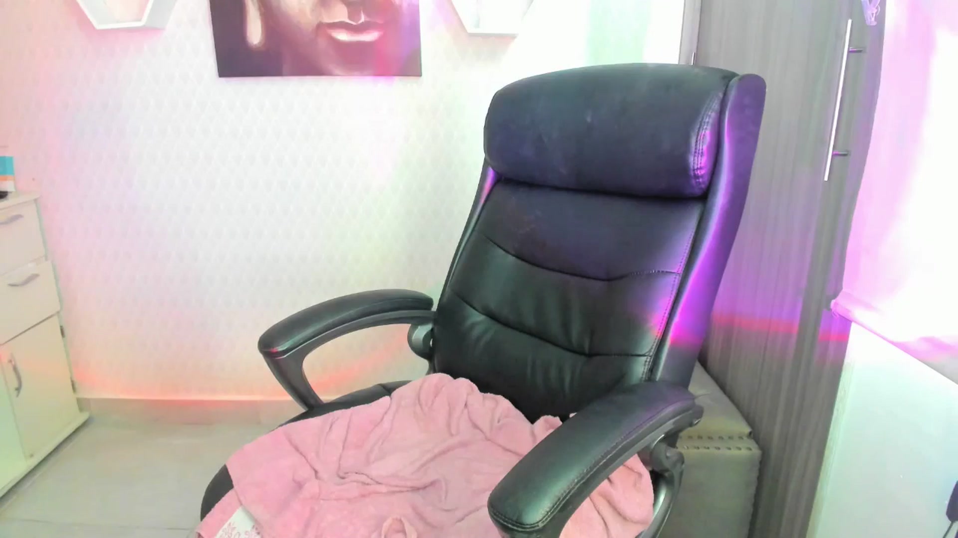 Gallery image thumbnail from Susan_lane's myfreecams stream on, 08/08/2024, 15:43 image 14 of 20