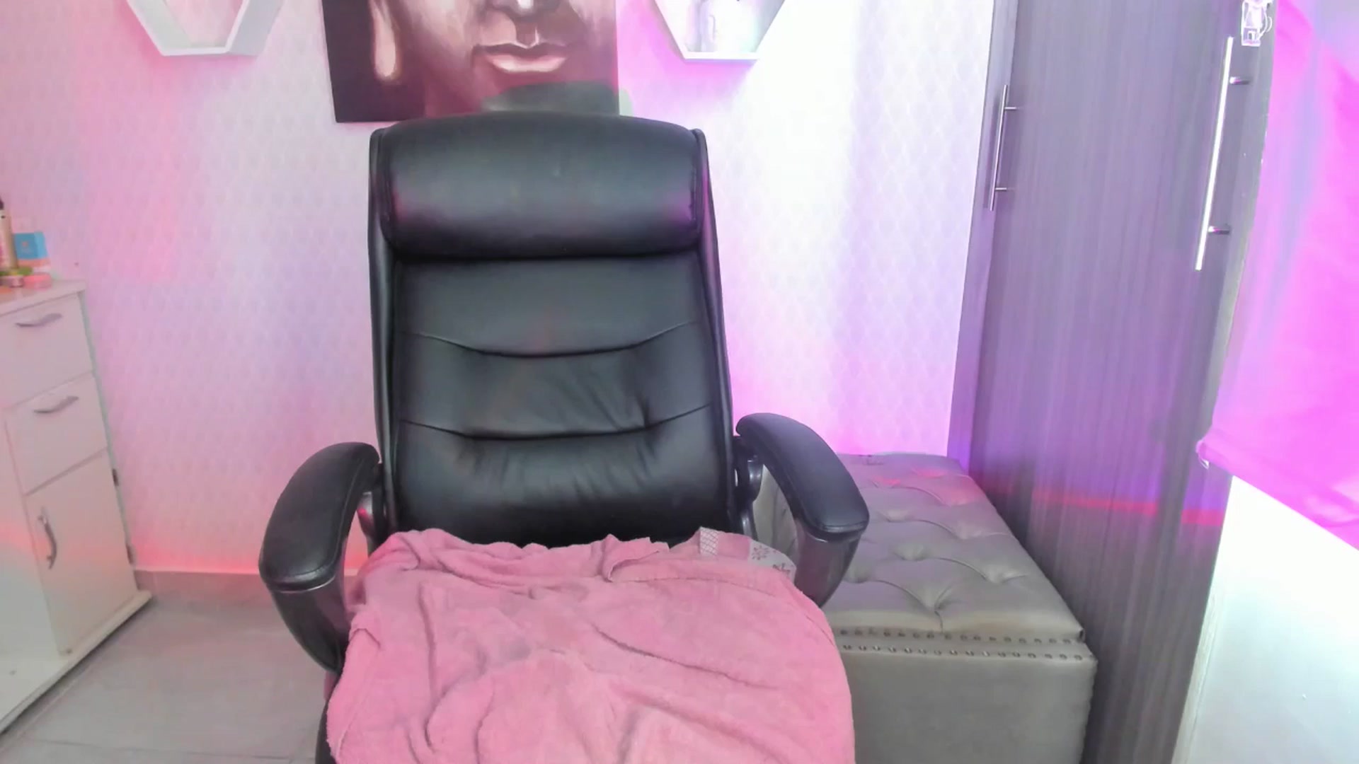 Gallery image thumbnail from Susan_lane's myfreecams stream on, 08/22/2024, 15:25 image 17 of 20