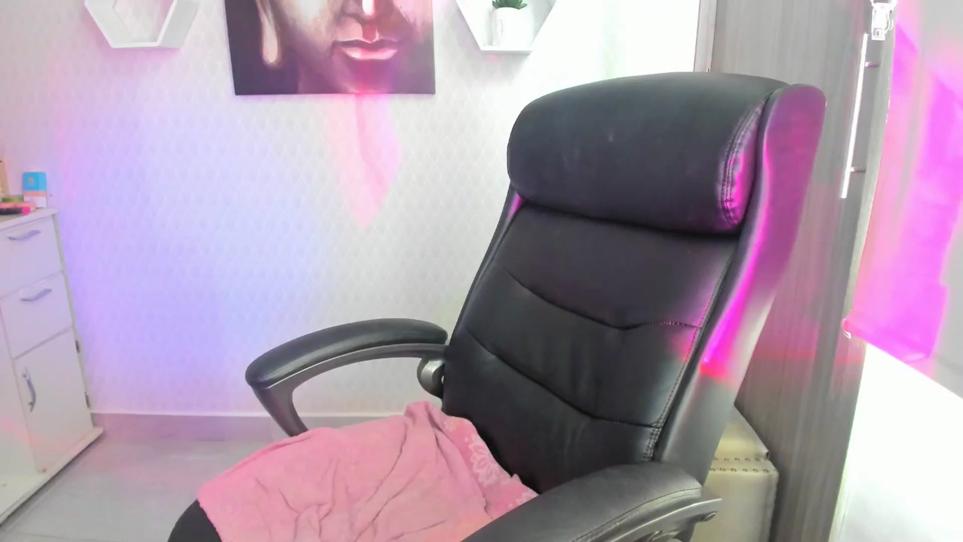 Gallery image thumbnail from Susan_lane's myfreecams stream on, 08/27/2024, 16:08 image 9 of 20