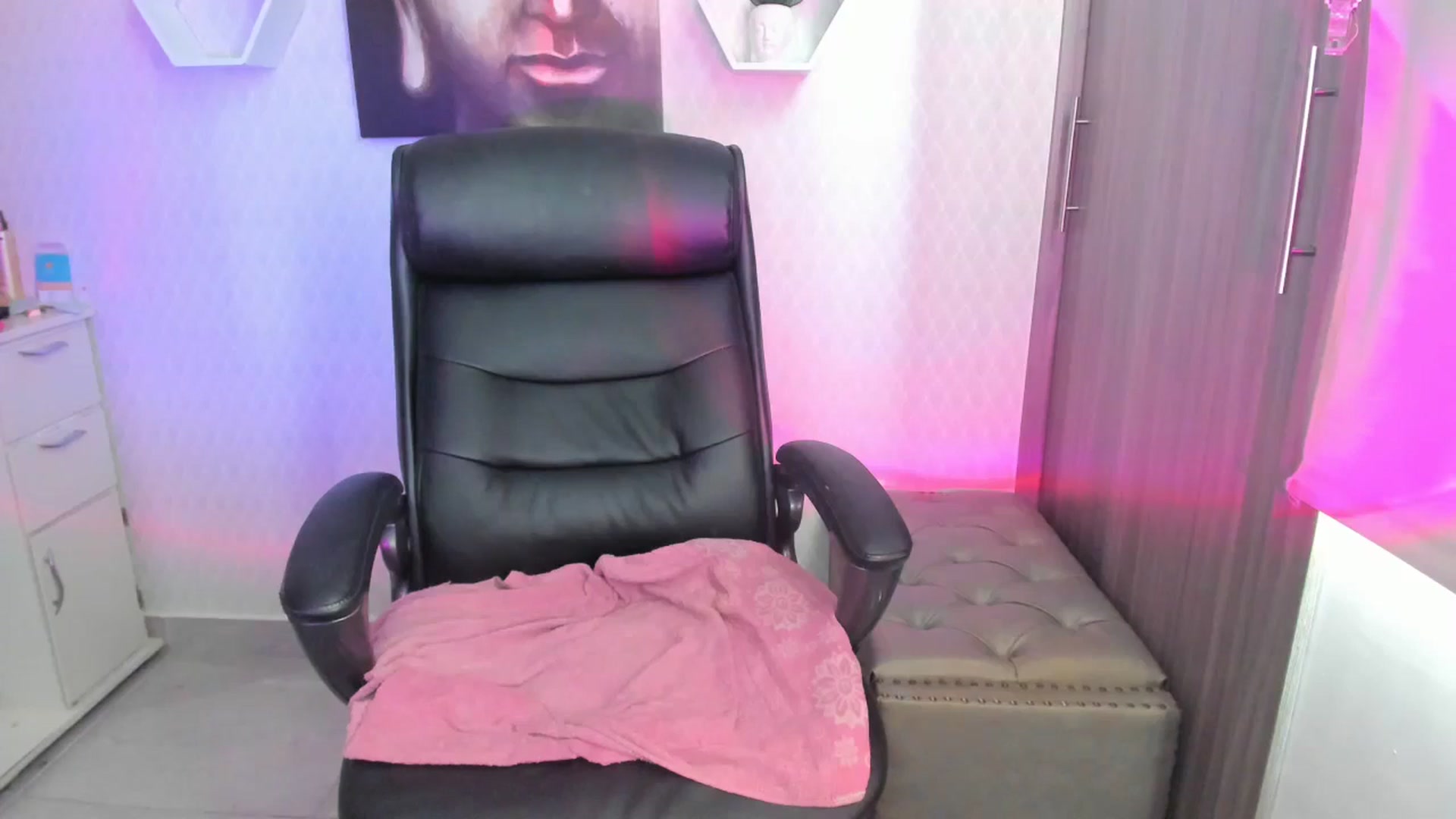 Gallery image thumbnail from Susan_lane's myfreecams stream on, 09/07/2024, 16:44 image 16 of 20