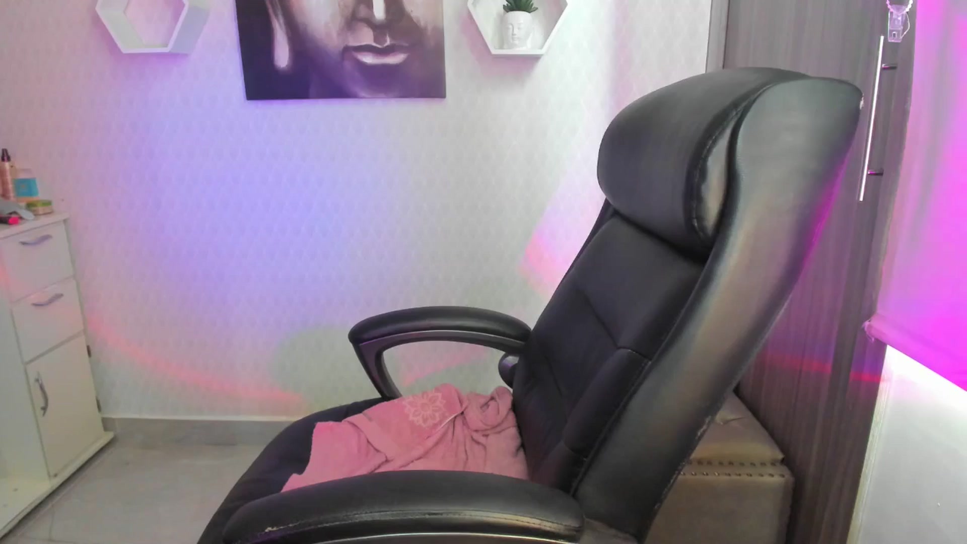 Gallery image thumbnail from Susan_lane's myfreecams stream on, 09/13/2024, 15:38 image 1 of 20