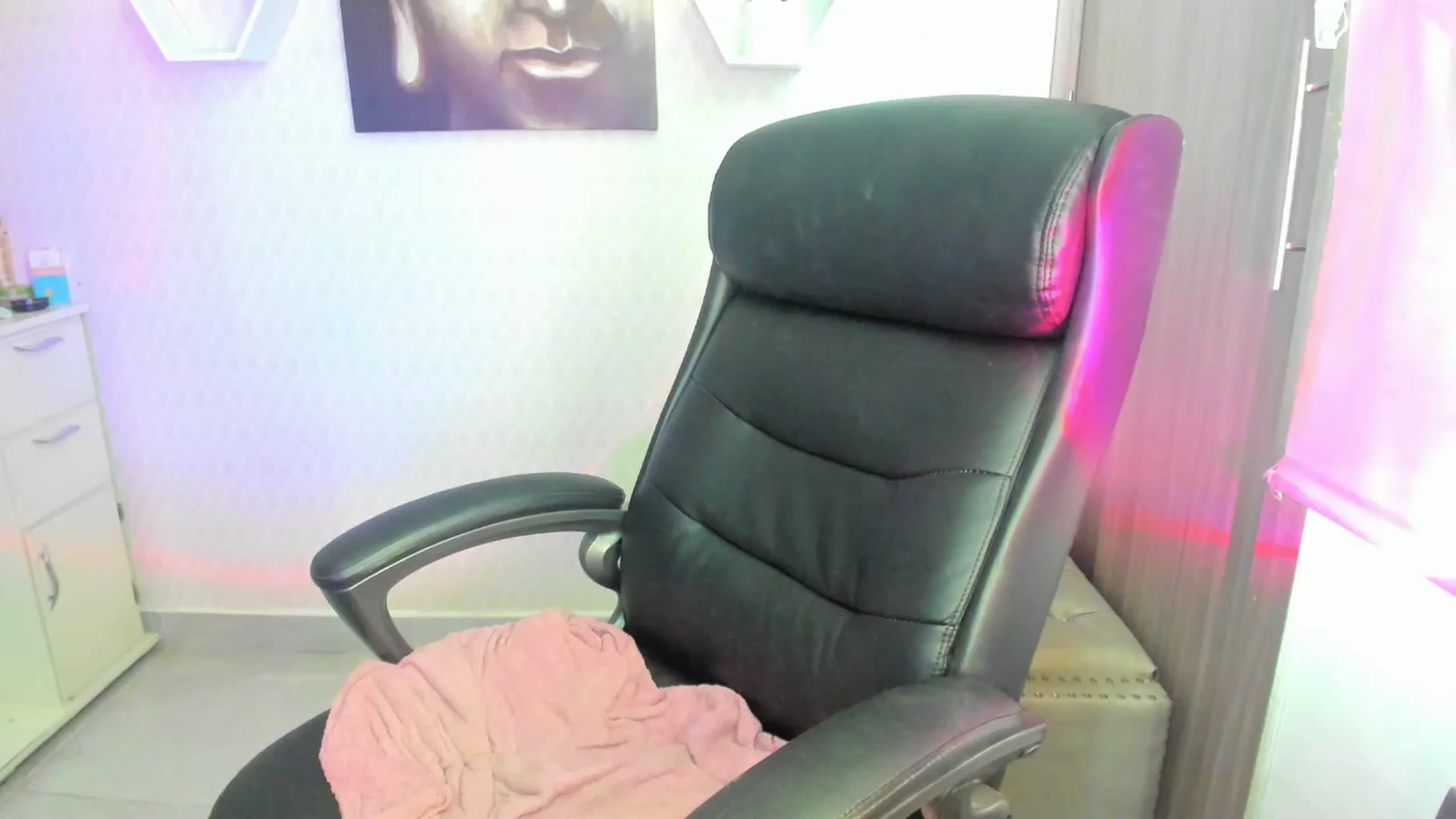 Gallery image thumbnail from Susan_lane's myfreecams stream on, 09/17/2024, 17:06 image 14 of 20