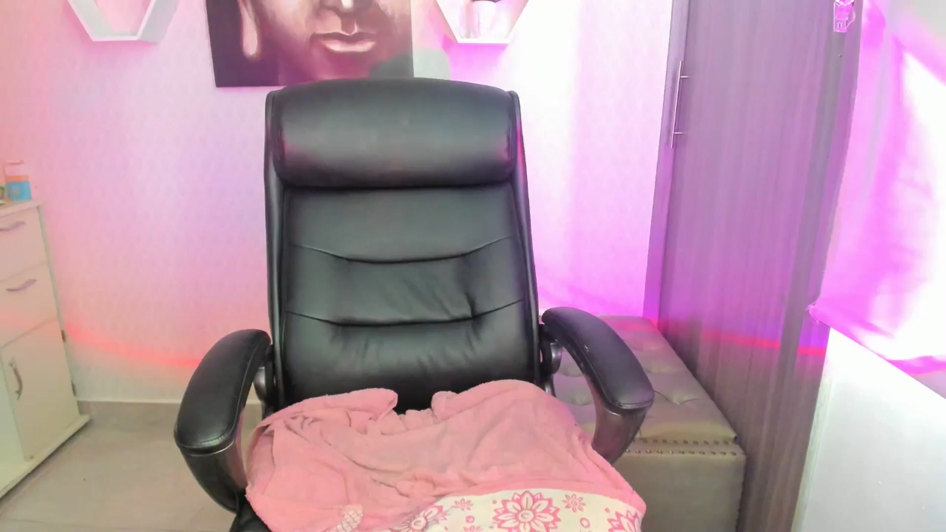 Gallery image thumbnail from Susan_lane's myfreecams stream on, 09/19/2024, 16:37 image 11 of 20