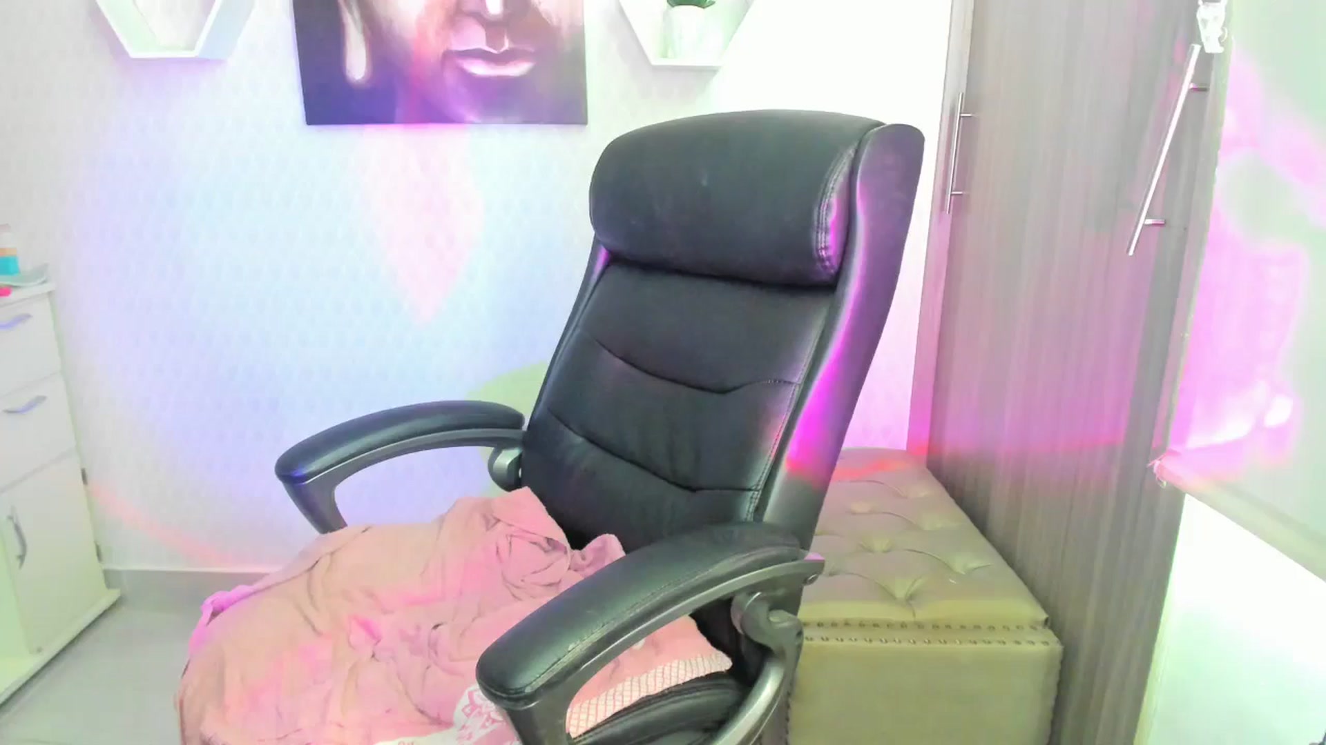 Gallery image thumbnail from Susan_lane's myfreecams stream on, 09/25/2024, 16:02 image 13 of 20
