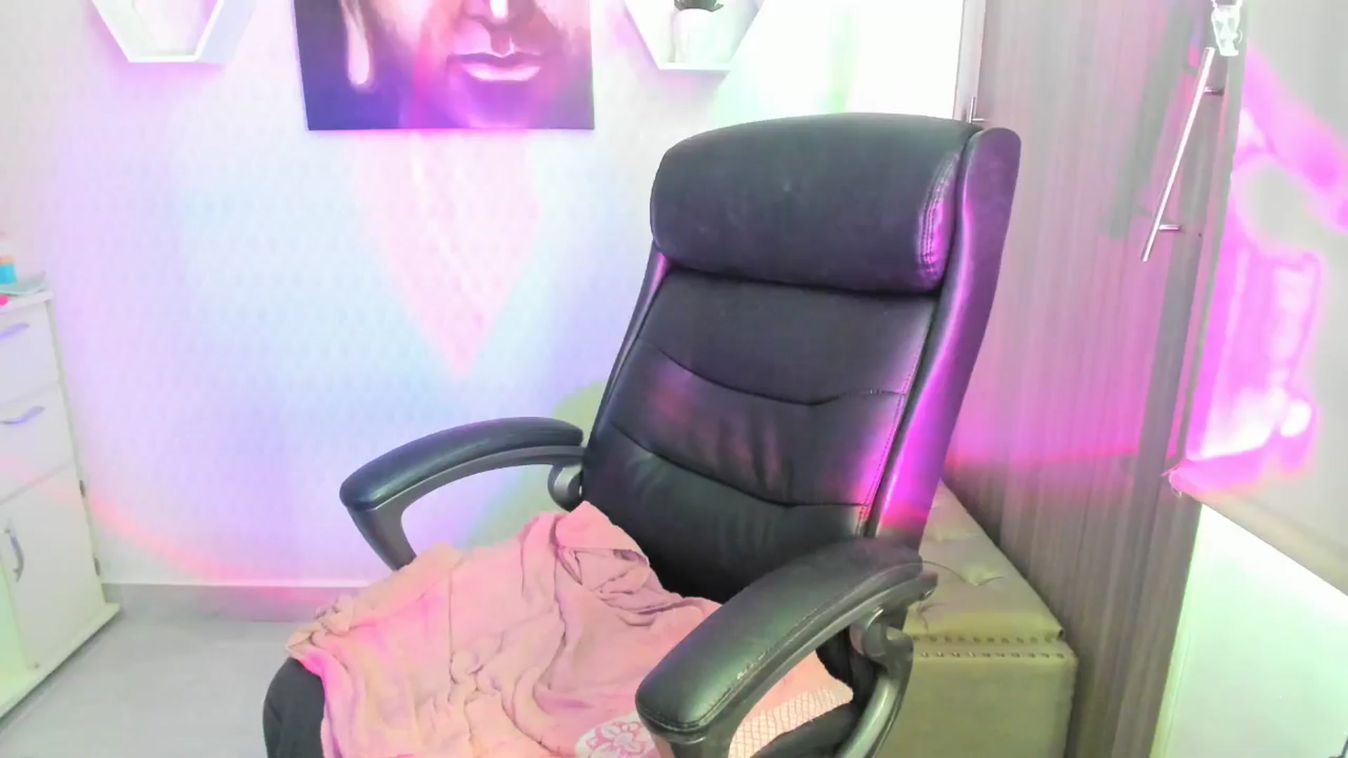 Gallery image thumbnail from Susan_lane's myfreecams stream on, 09/25/2024, 16:02 image 7 of 20