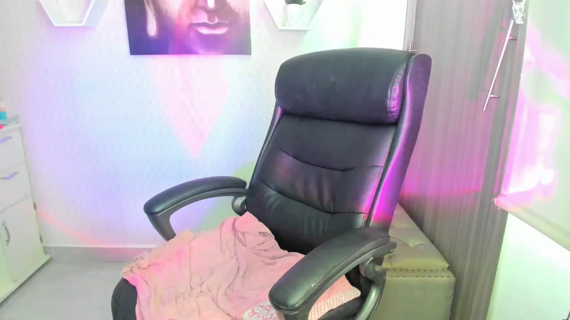 Gallery image thumbnail from Susan_lane's myfreecams stream on, 09/25/2024, 16:02 image 6 of 20