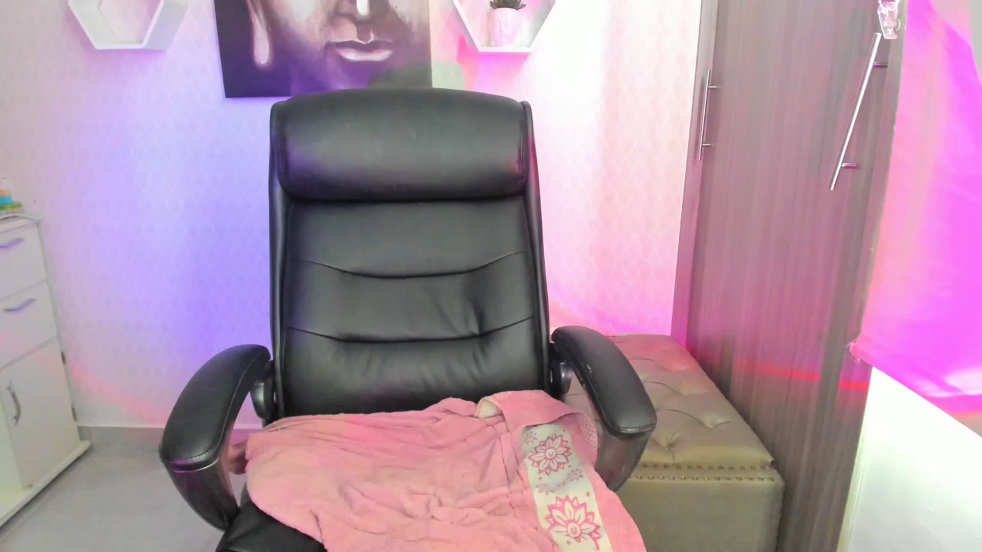Gallery image thumbnail from Susan_lane's myfreecams stream on, 09/27/2024, 14:51 image 17 of 20