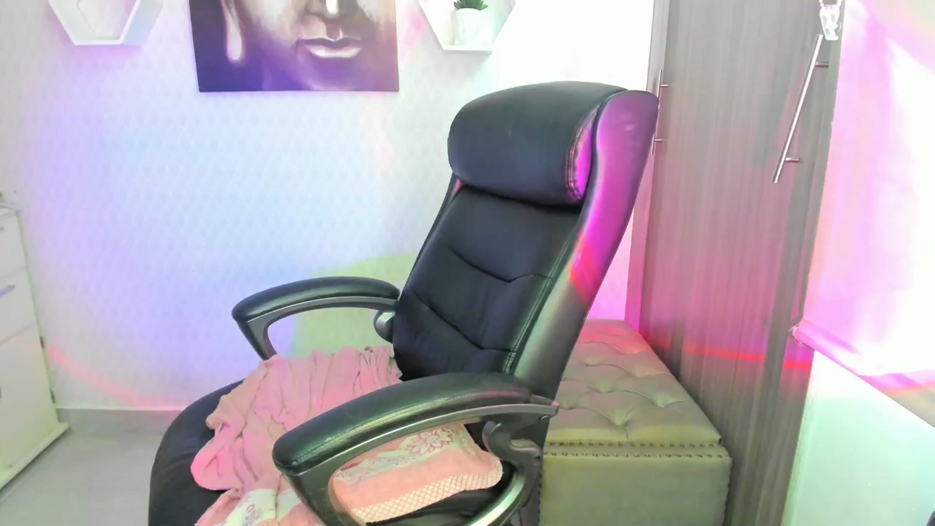 Gallery image thumbnail from Susan_lane's myfreecams stream on, 09/27/2024, 17:14 image 14 of 20