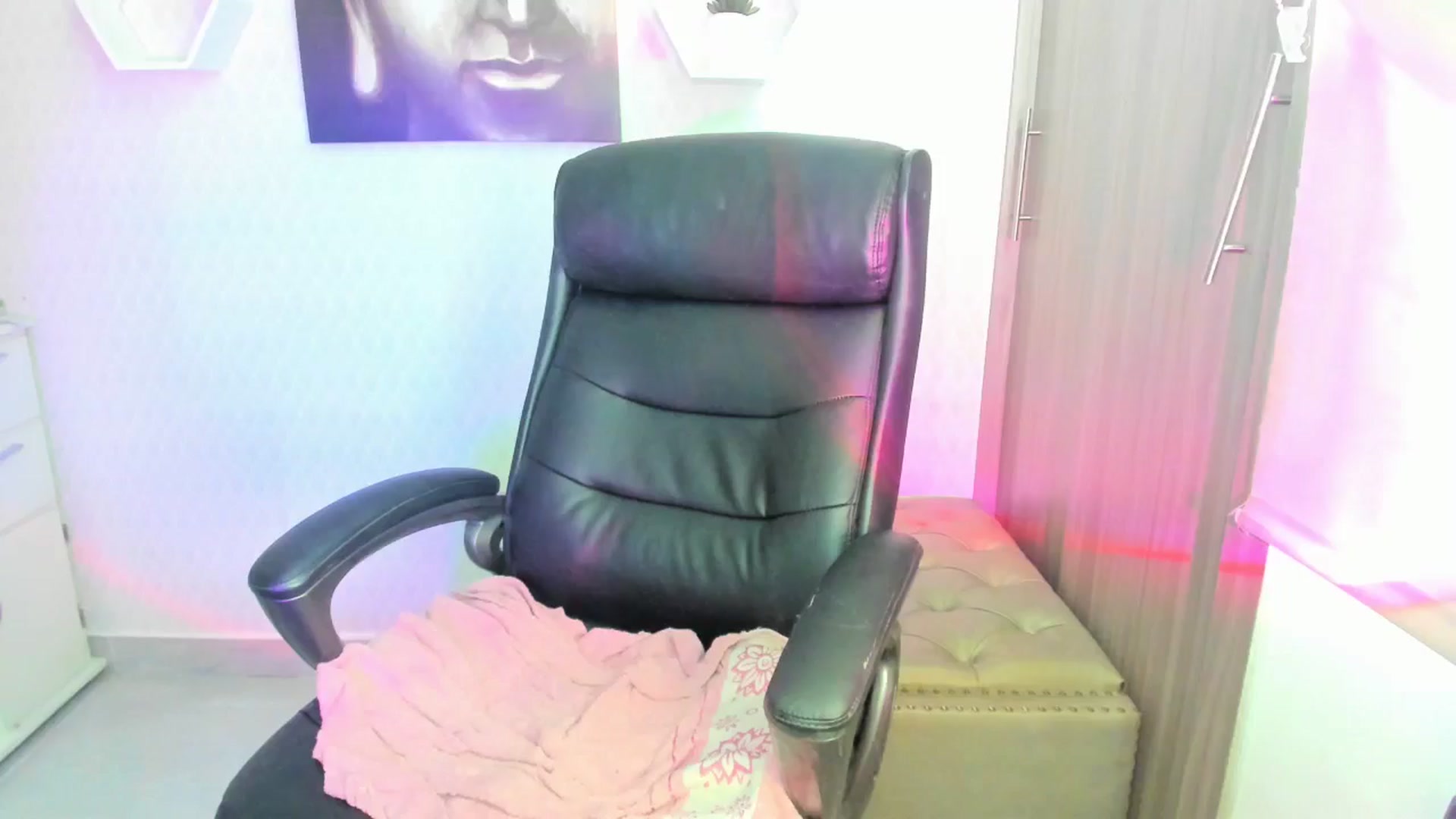 Gallery image thumbnail from Susan_lane's myfreecams stream on, 09/27/2024, 17:14 image 17 of 20