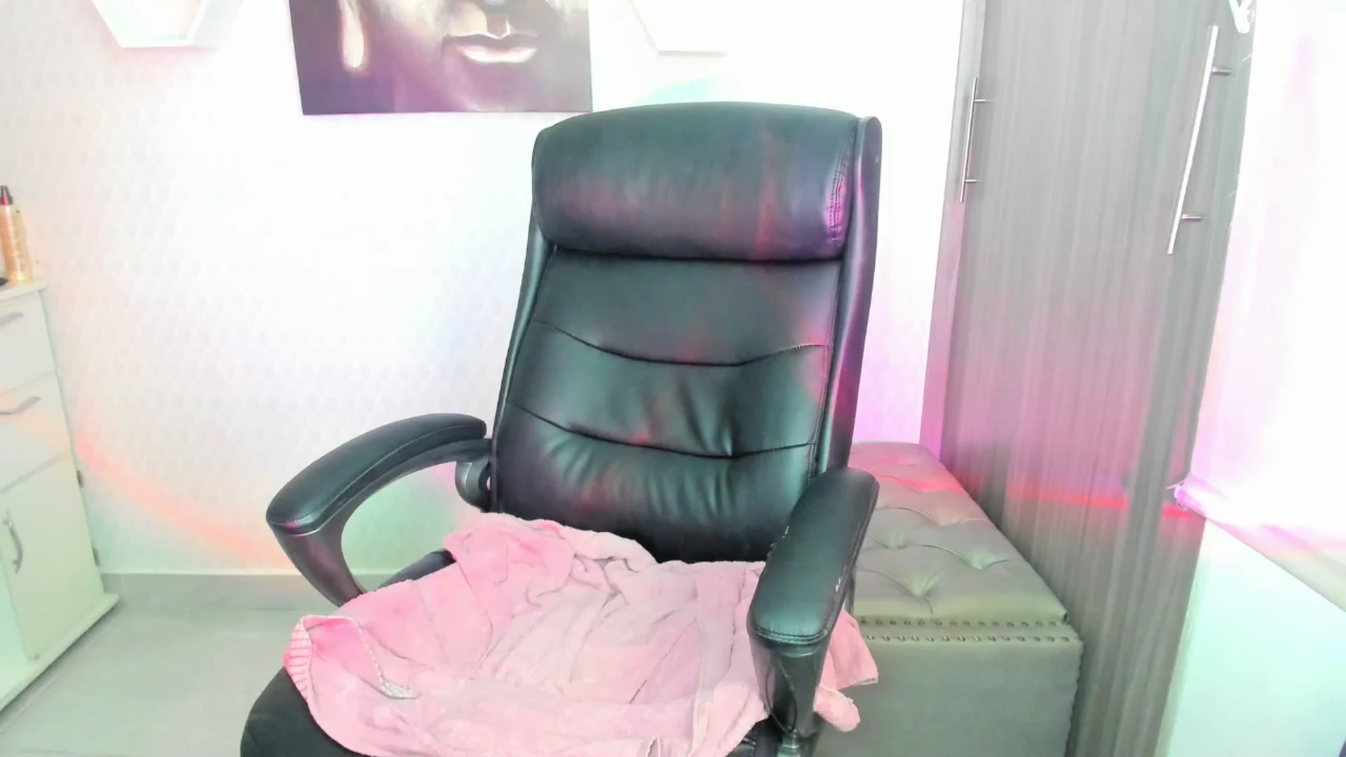 Gallery image thumbnail from Susan_lane's myfreecams stream on, 10/01/2024, 17:37 image 6 of 20