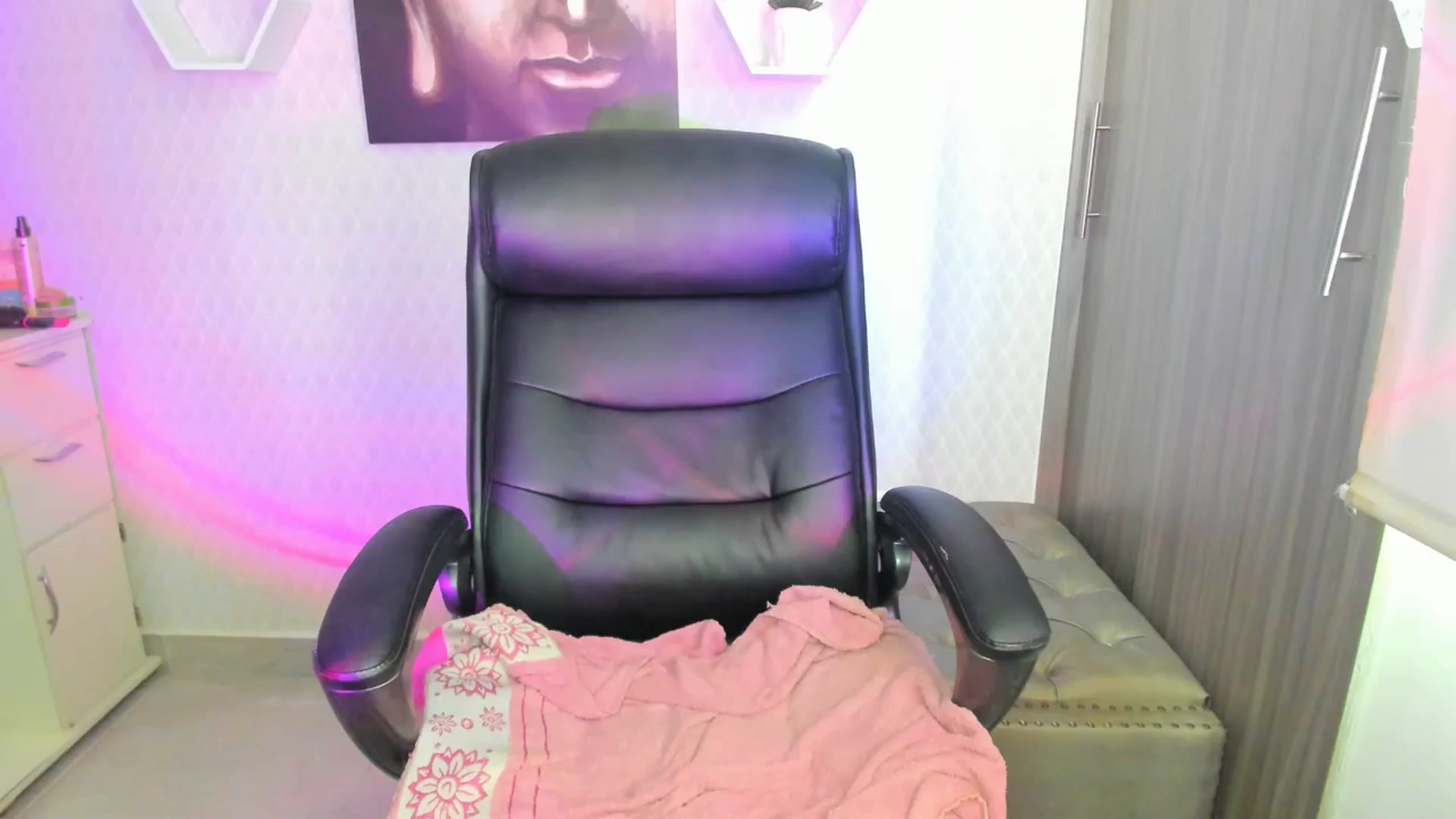 Gallery image thumbnail from Susan_lane's myfreecams stream on, 10/08/2024, 18:26 image 2 of 20