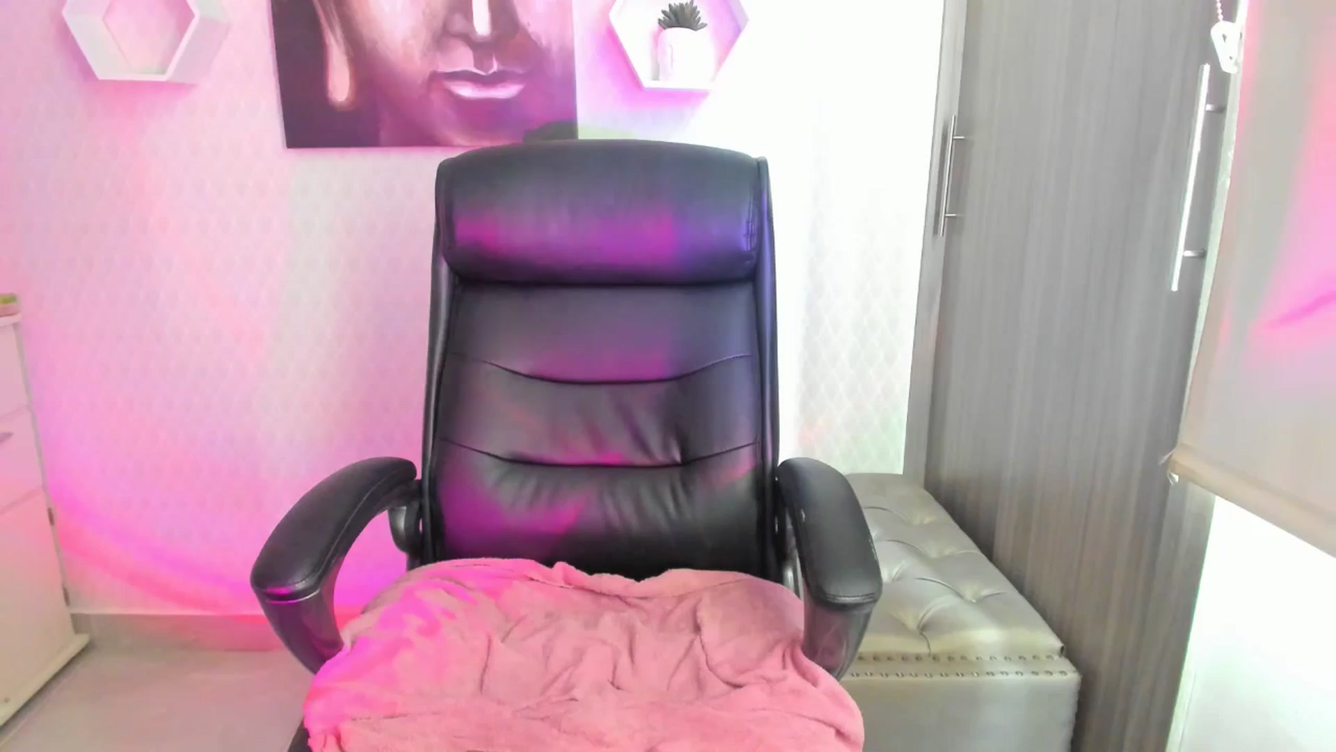 Gallery image thumbnail from Susan_lane's myfreecams stream on, 10/22/2024, 16:48 image 13 of 20