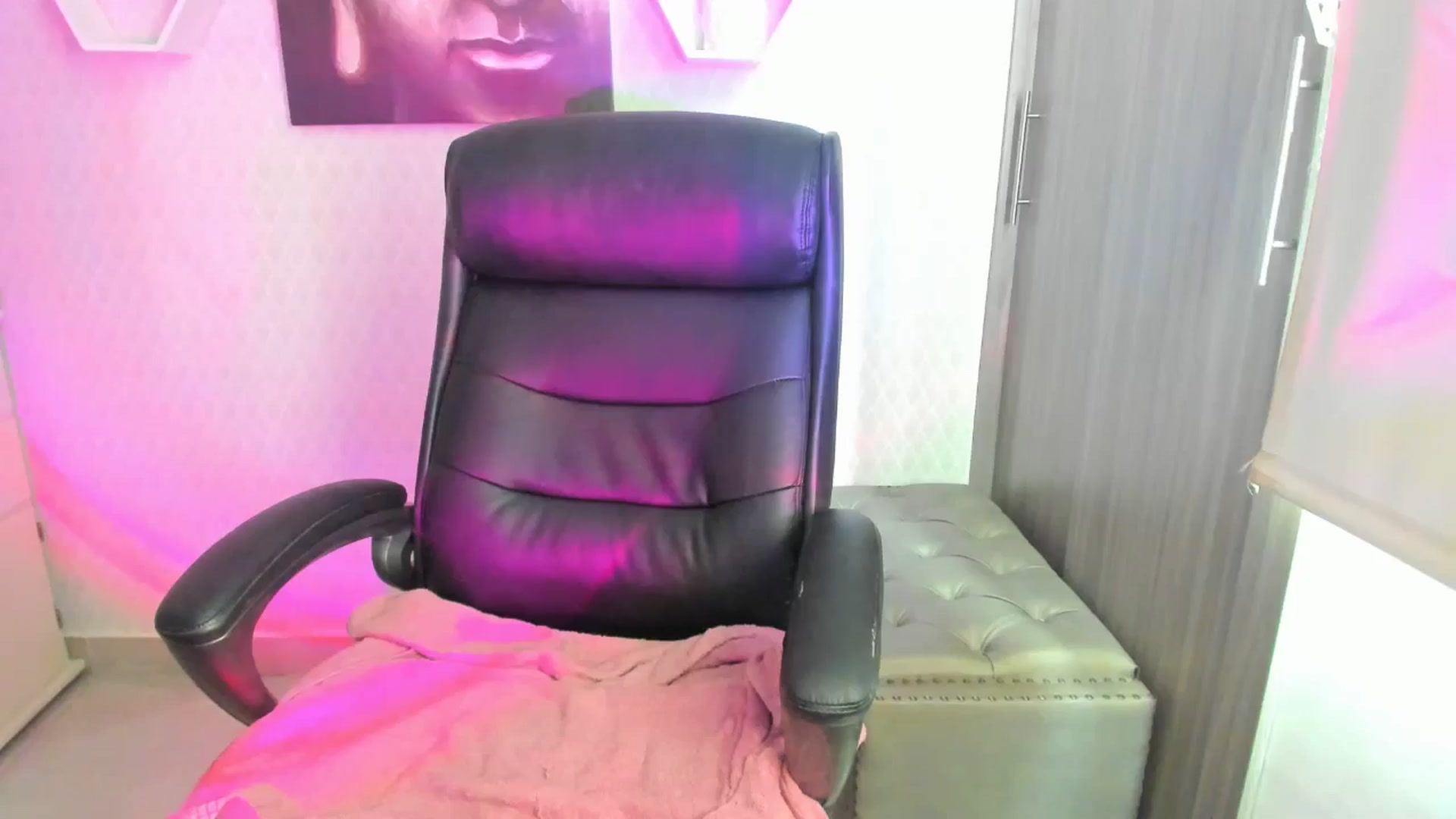 Gallery image thumbnail from Susan_lane's myfreecams stream on, 10/22/2024, 18:21 image 7 of 20
