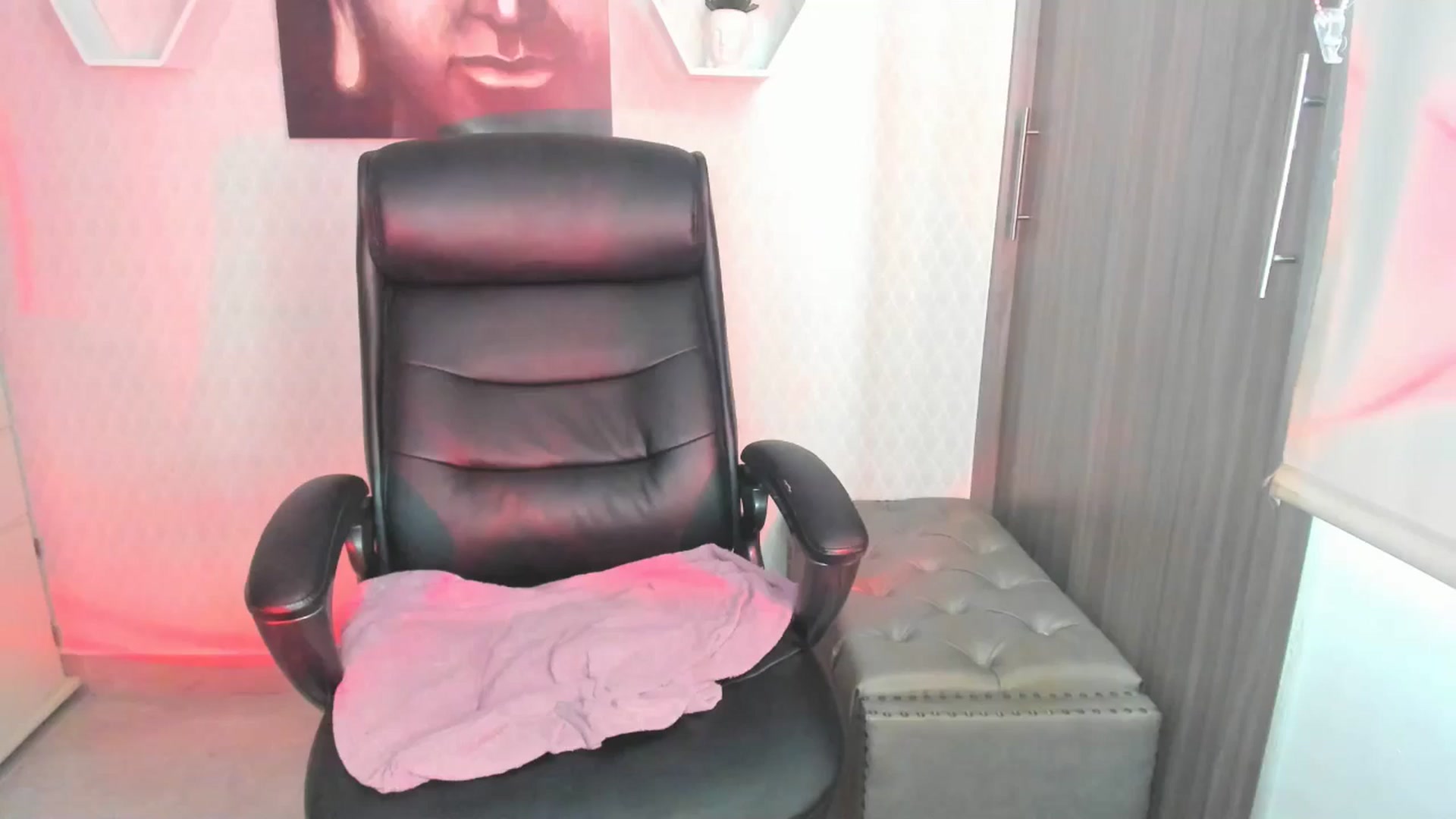 Gallery image thumbnail from Susan_lane's myfreecams stream on, 10/28/2024, 17:59 image 4 of 20