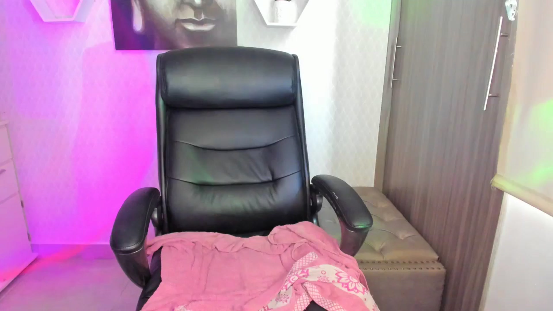 Gallery image thumbnail from Susan_lane's myfreecams stream on, 11/05/2024, 16:17 image 16 of 20