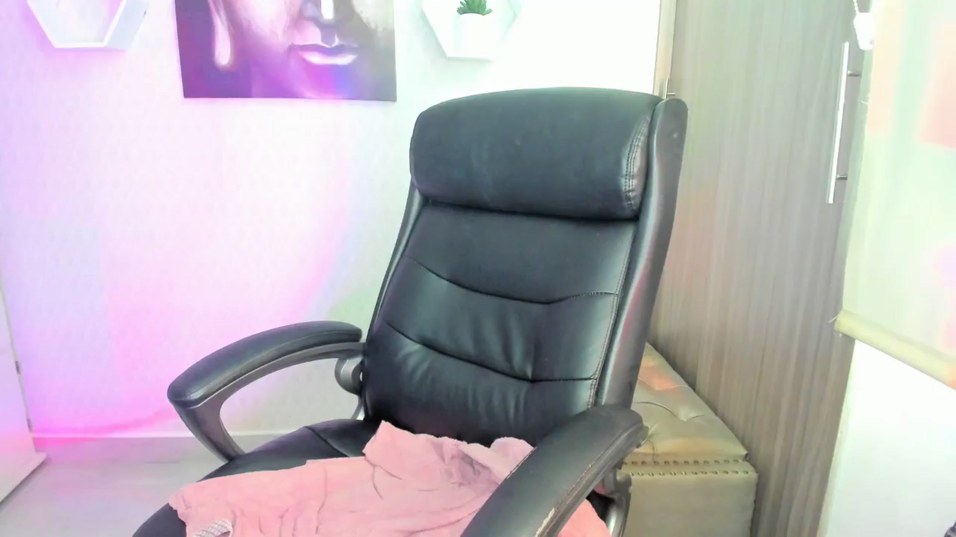 Gallery image thumbnail from Susan_lane's myfreecams stream on, 11/22/2024, 16:22 image 19 of 20