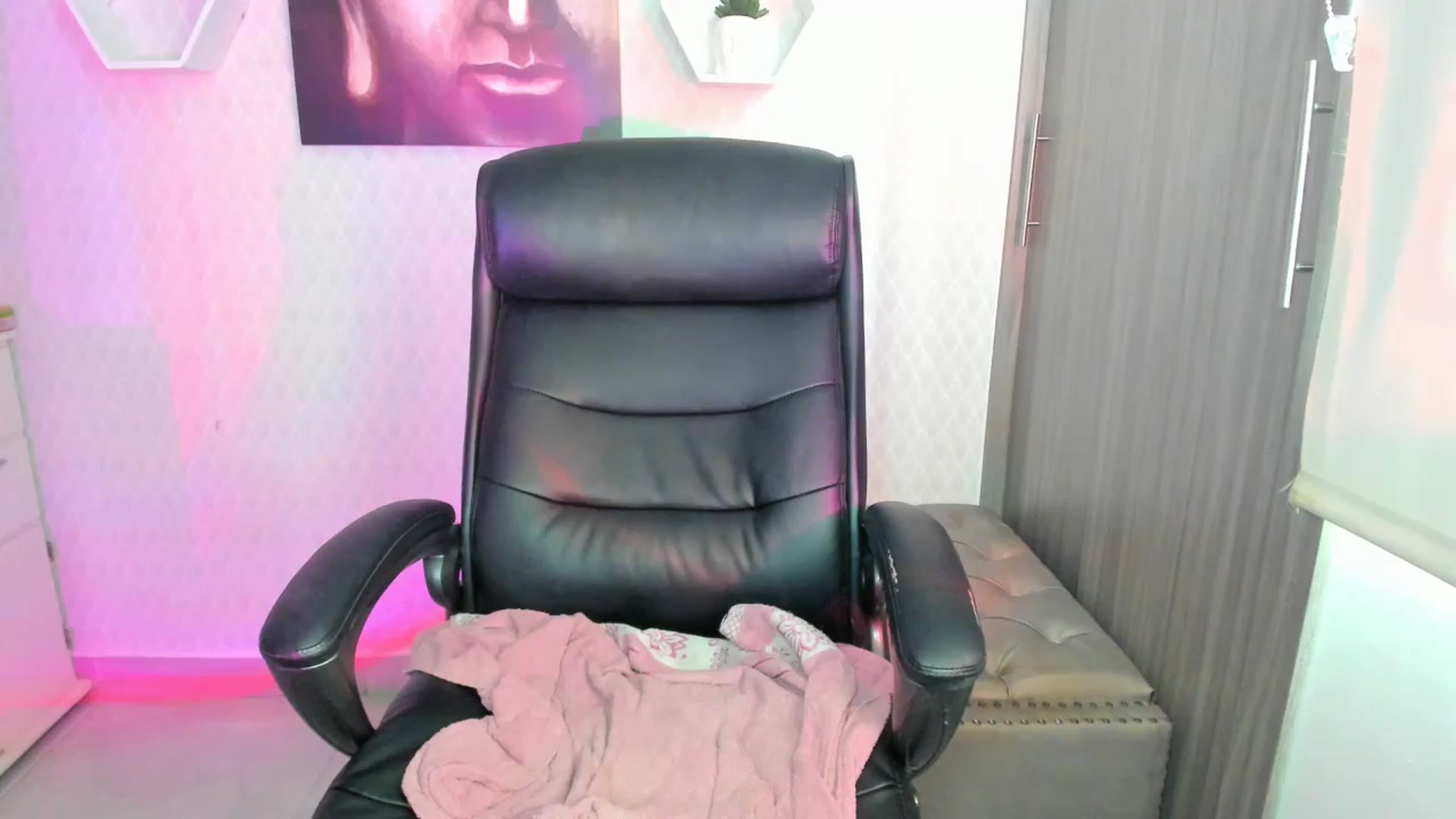 Gallery image thumbnail from Susan_lane's myfreecams stream on, 11/26/2024, 17:55 image 4 of 20