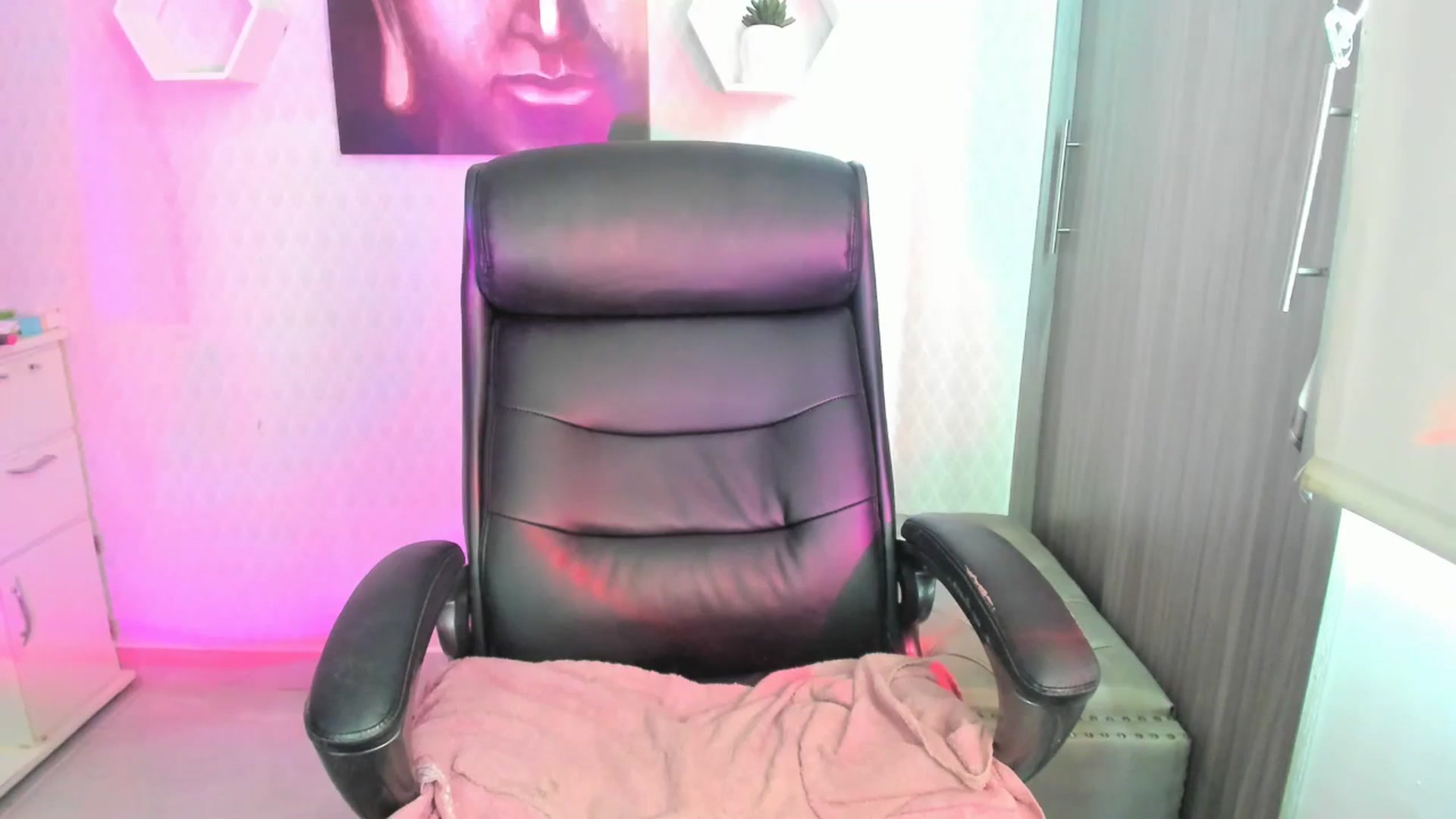 Gallery image thumbnail from Susan_lane's myfreecams stream on, 12/17/2024, 16:35 image 7 of 20