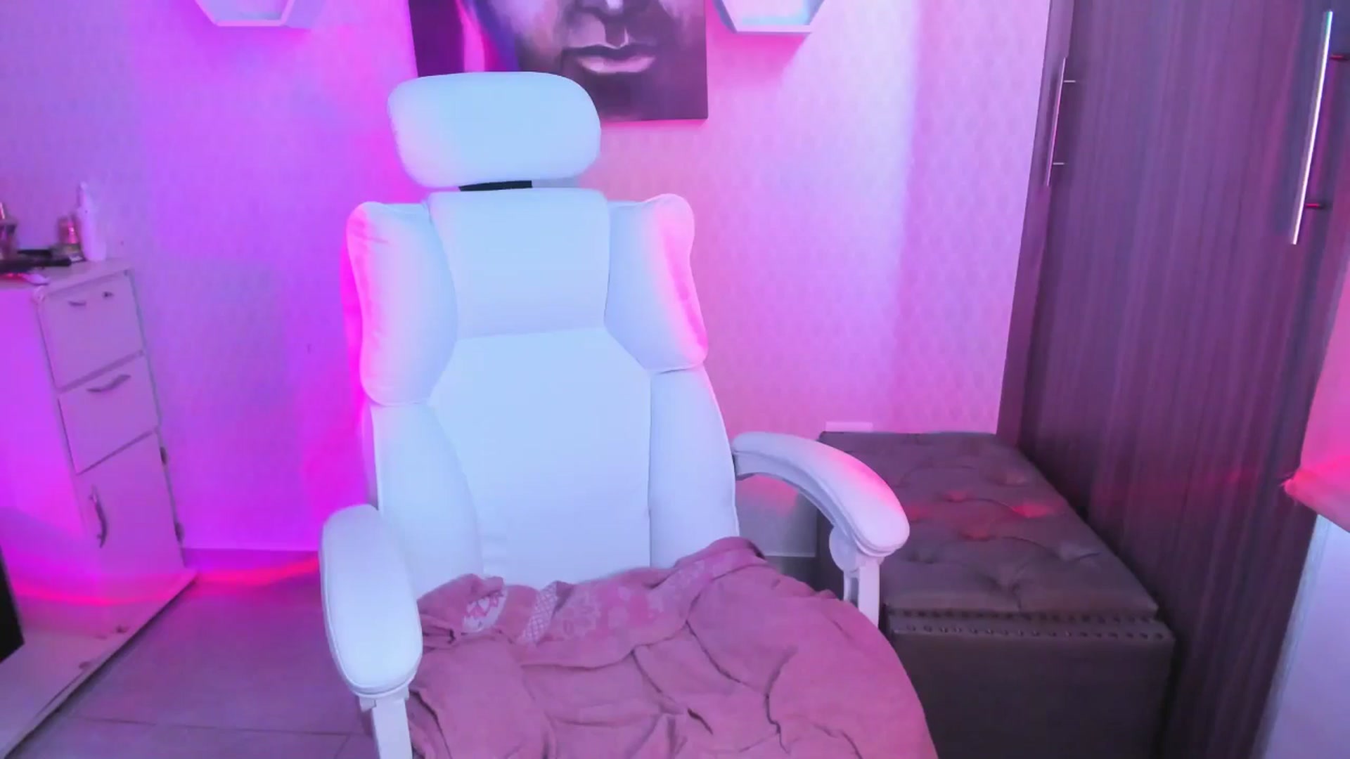 Gallery image thumbnail from Susan_lane's myfreecams stream on, 10/29/2025, 17:42 image 15 of 20