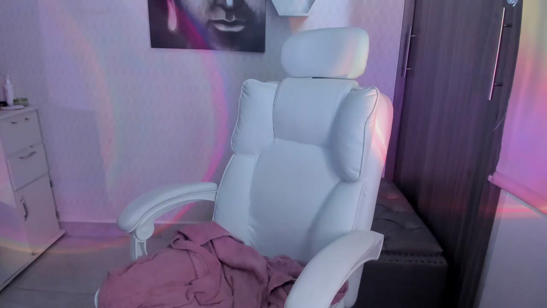Gallery image thumbnail from Susan_lane's myfreecams stream on, 12/05/2025, 17:20 image 14 of 20