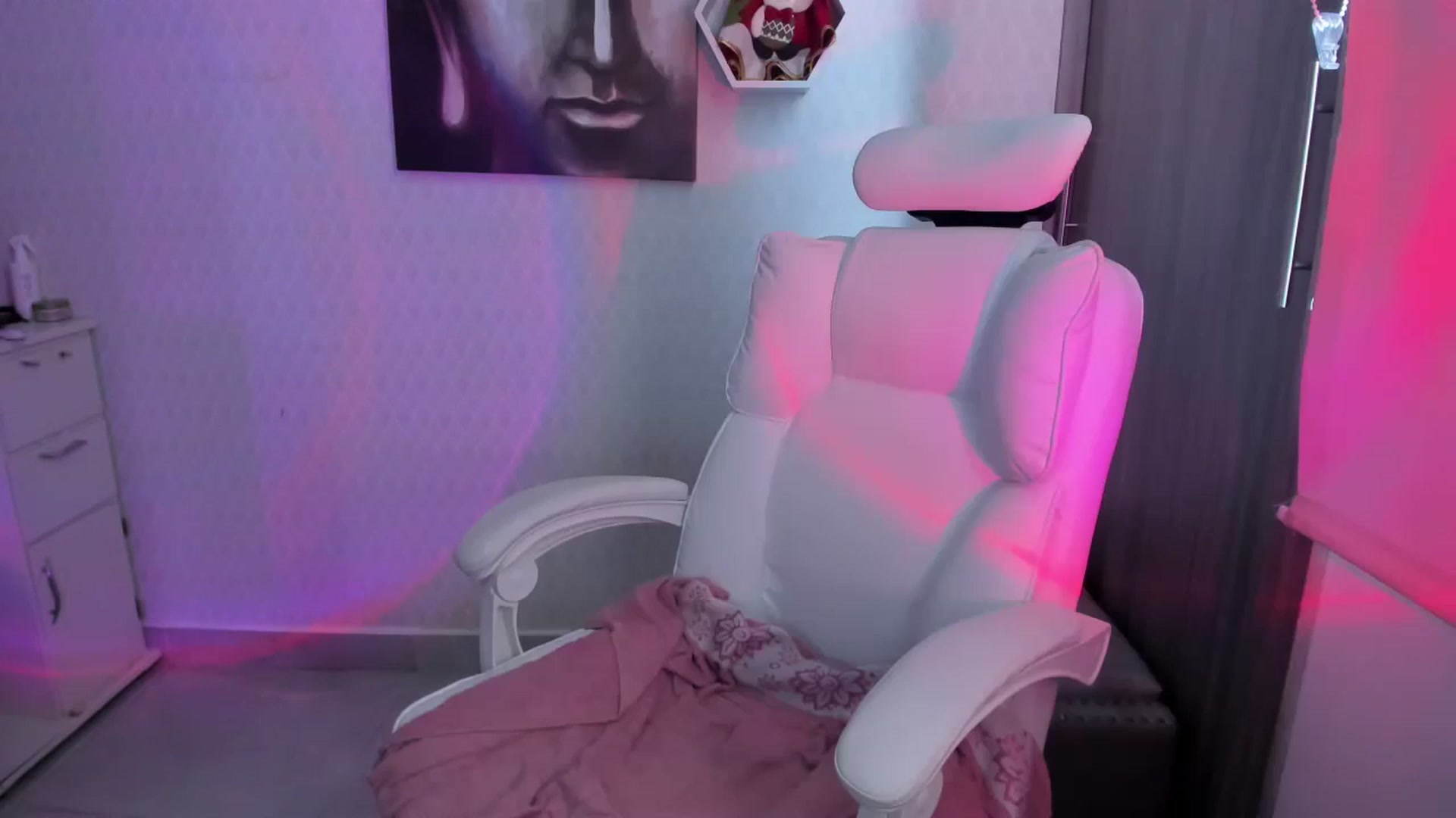Gallery image thumbnail from Susan_lane's myfreecams stream on, 12/10/2025, 16:44 image 18 of 20
