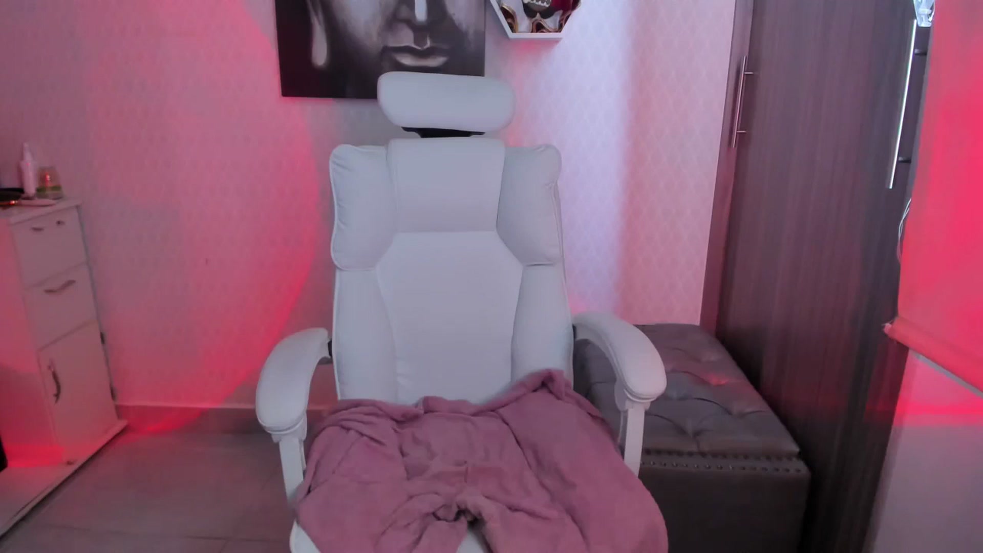 Gallery image thumbnail from Susan_lane's myfreecams stream on, 12/15/2025, 16:47 image 18 of 20