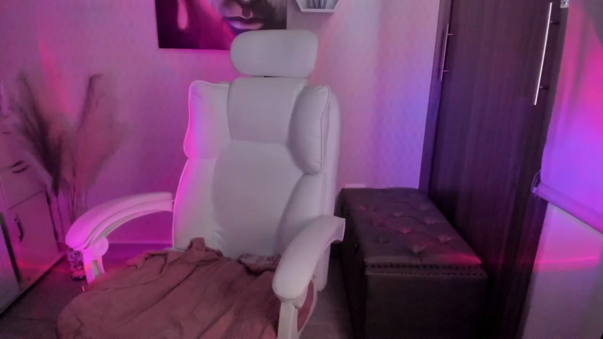 Gallery image thumbnail from Susan_lane's myfreecams stream on, 02/16/2026, 18:05 image 14 of 20