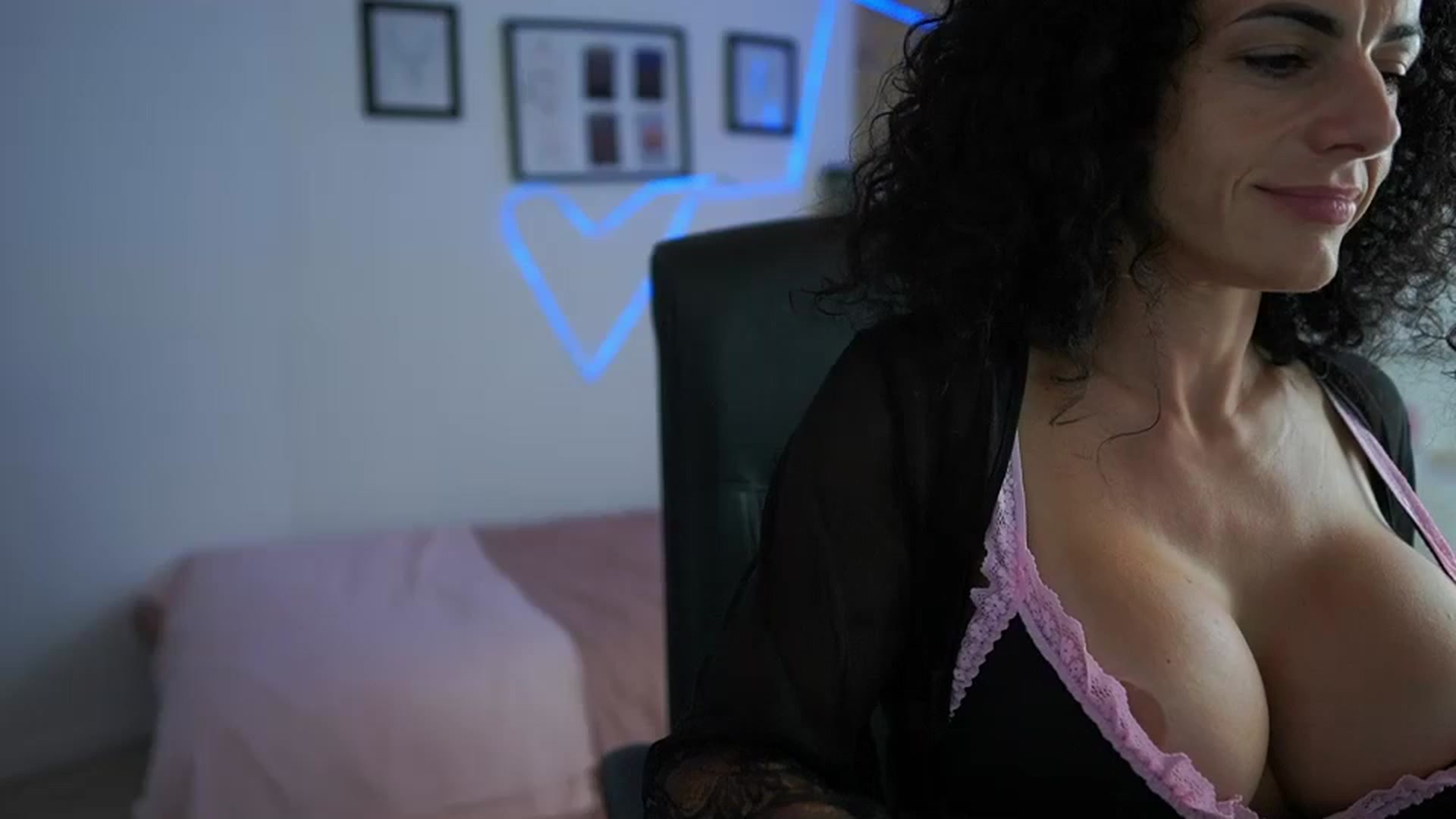 Gallery image thumbnail from Susana_Spears's myfreecams stream on, 09/28/2023, 22:27 image 7 of 20
