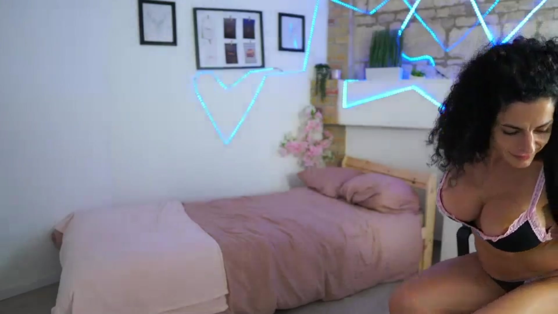Gallery image thumbnail from Susana_Spears's myfreecams stream on, 09/28/2023, 22:27 image 3 of 20