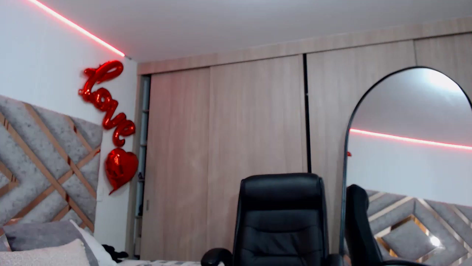Gallery image thumbnail from Sussan_Torres's myfreecams stream on, 03/28/2023, 01:08 image 19 of 20