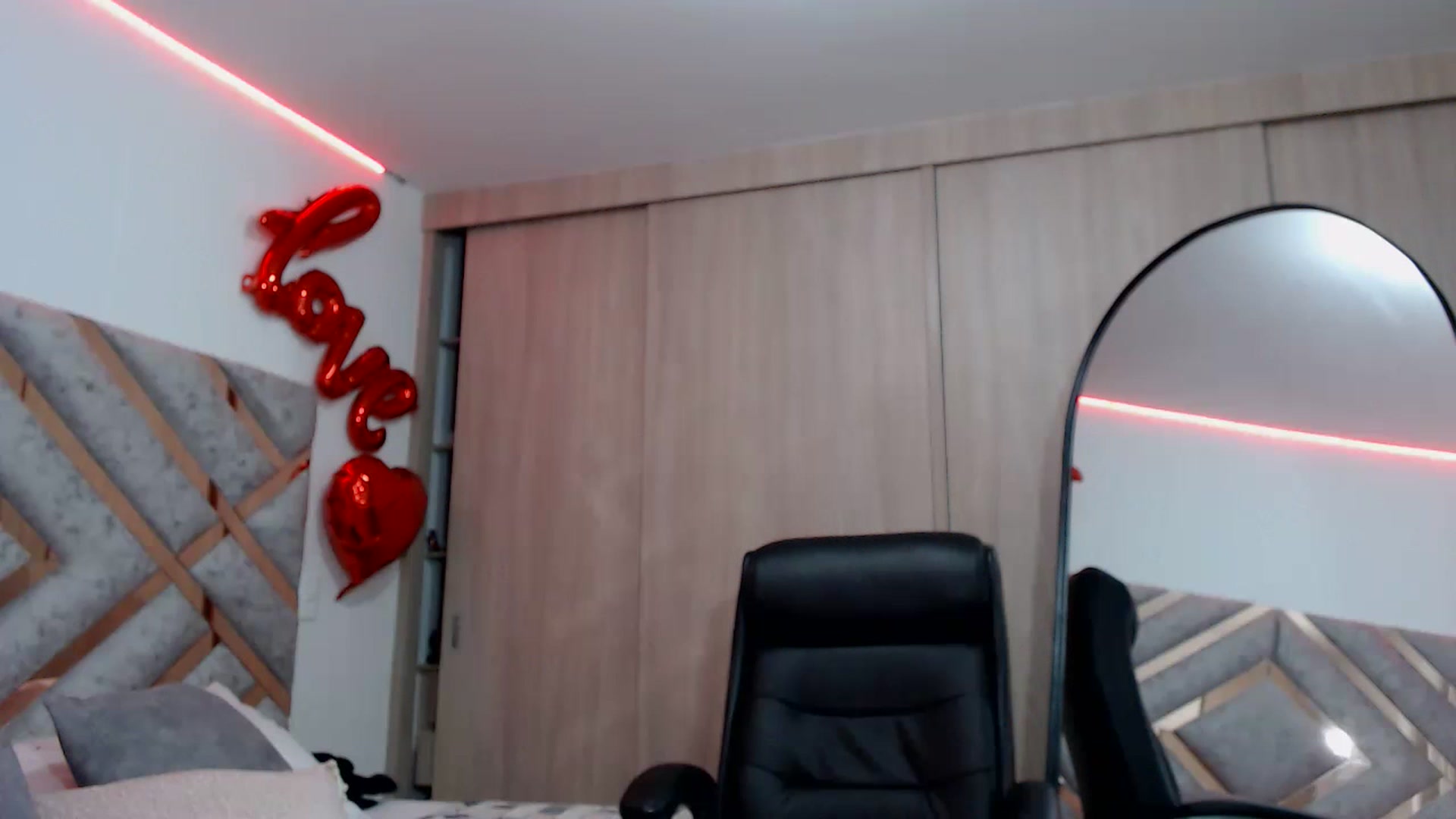 Gallery image thumbnail from Sussan_Torres's myfreecams stream on, 03/28/2023, 01:08 image 18 of 20
