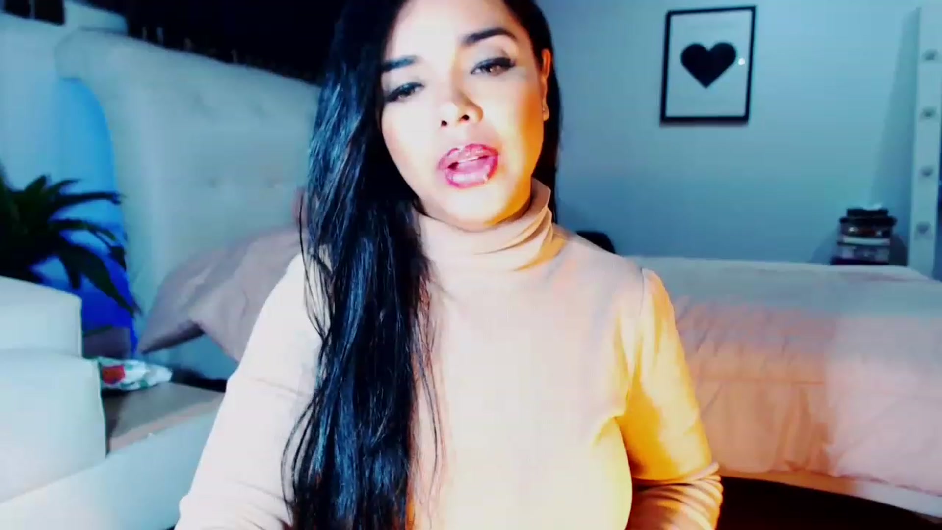 Gallery image thumbnail from SusyHernandez's myfreecams stream on, 11/24/2022, 03:01 image 4 of 20