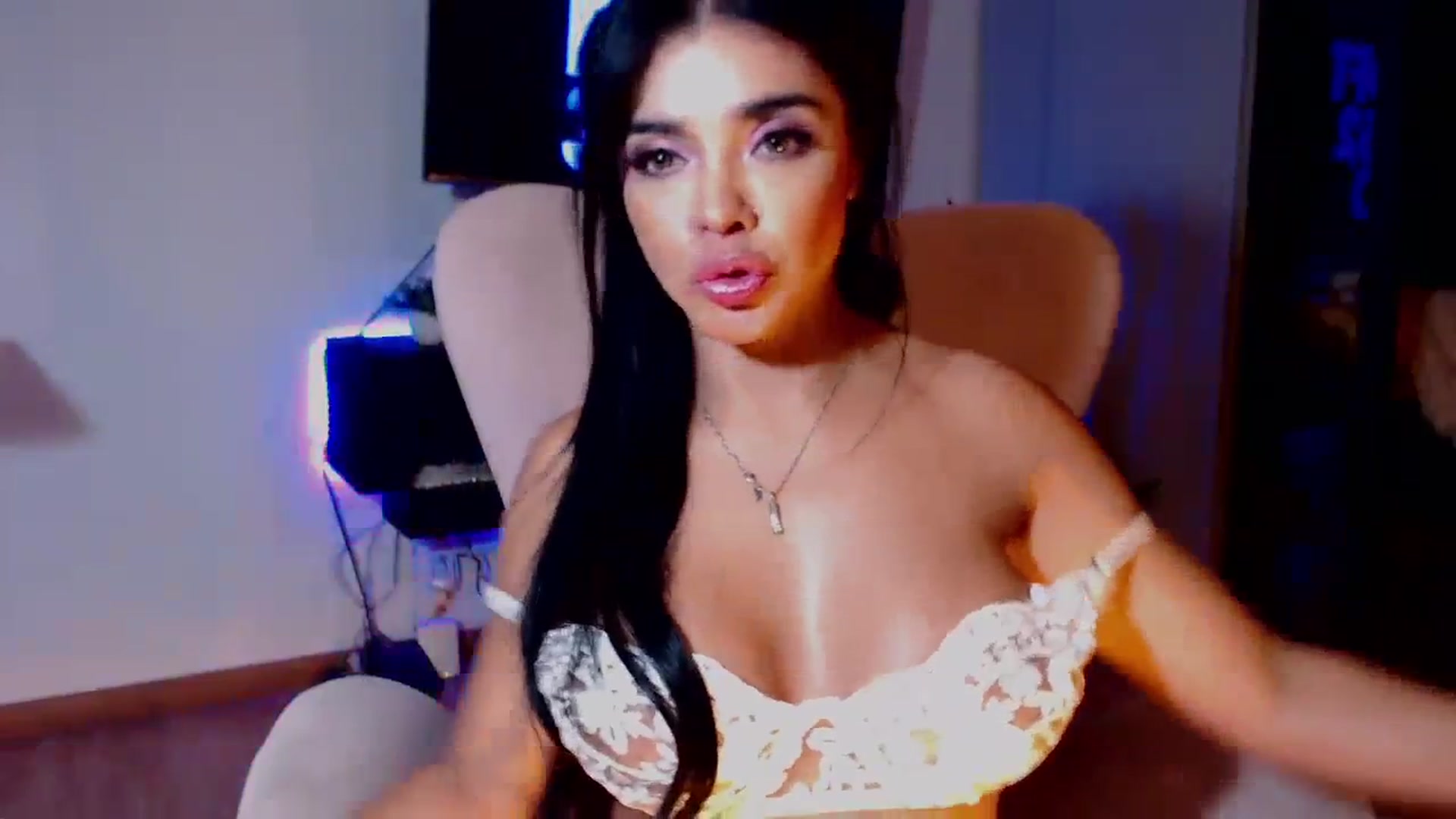 Gallery image thumbnail from SusyHernandez's myfreecams stream on, 07/23/2023, 01:21 image 15 of 20