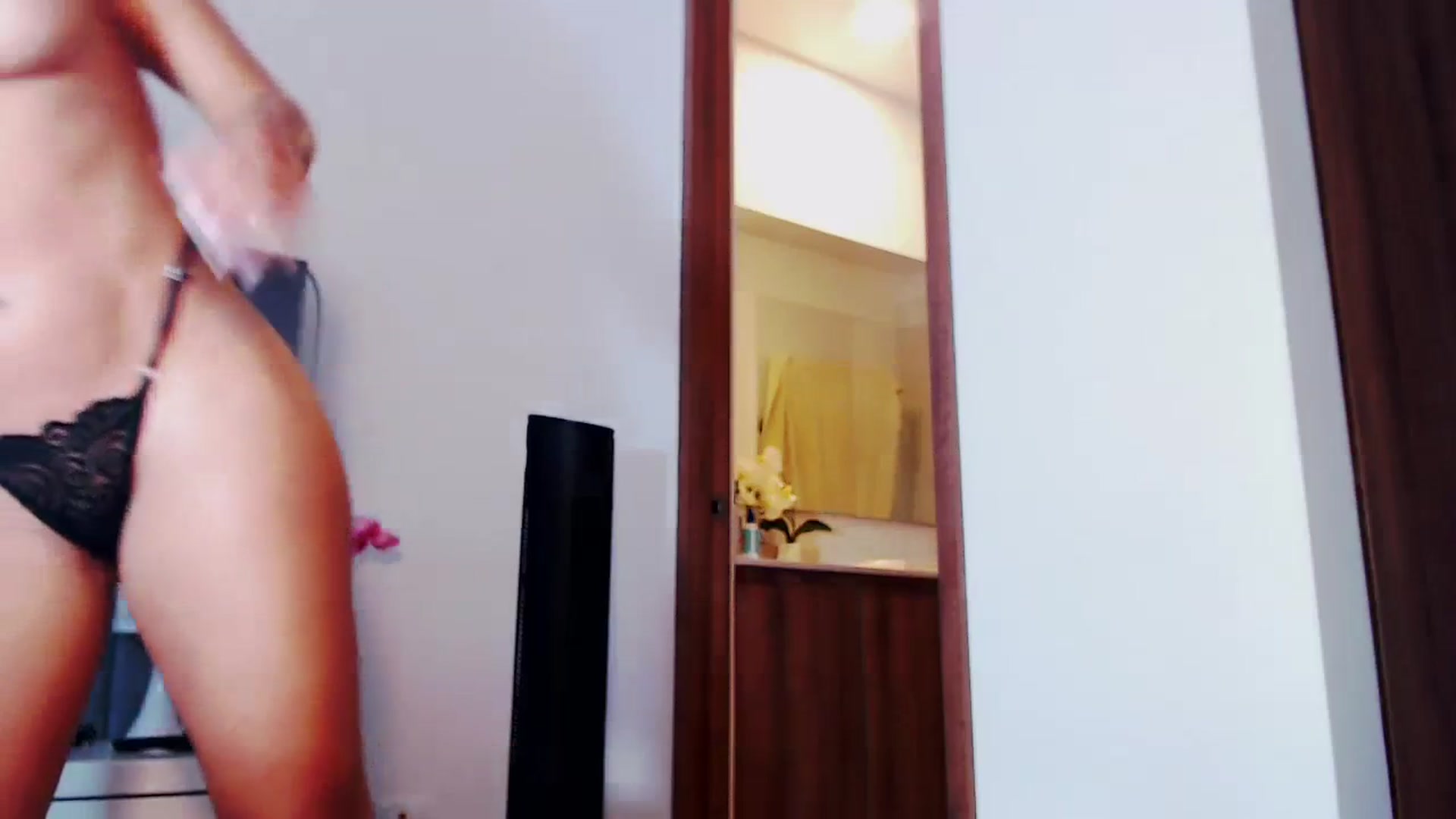 Gallery image thumbnail from SusyHernandez's myfreecams stream on, 12/20/2023, 19:37 image 18 of 20