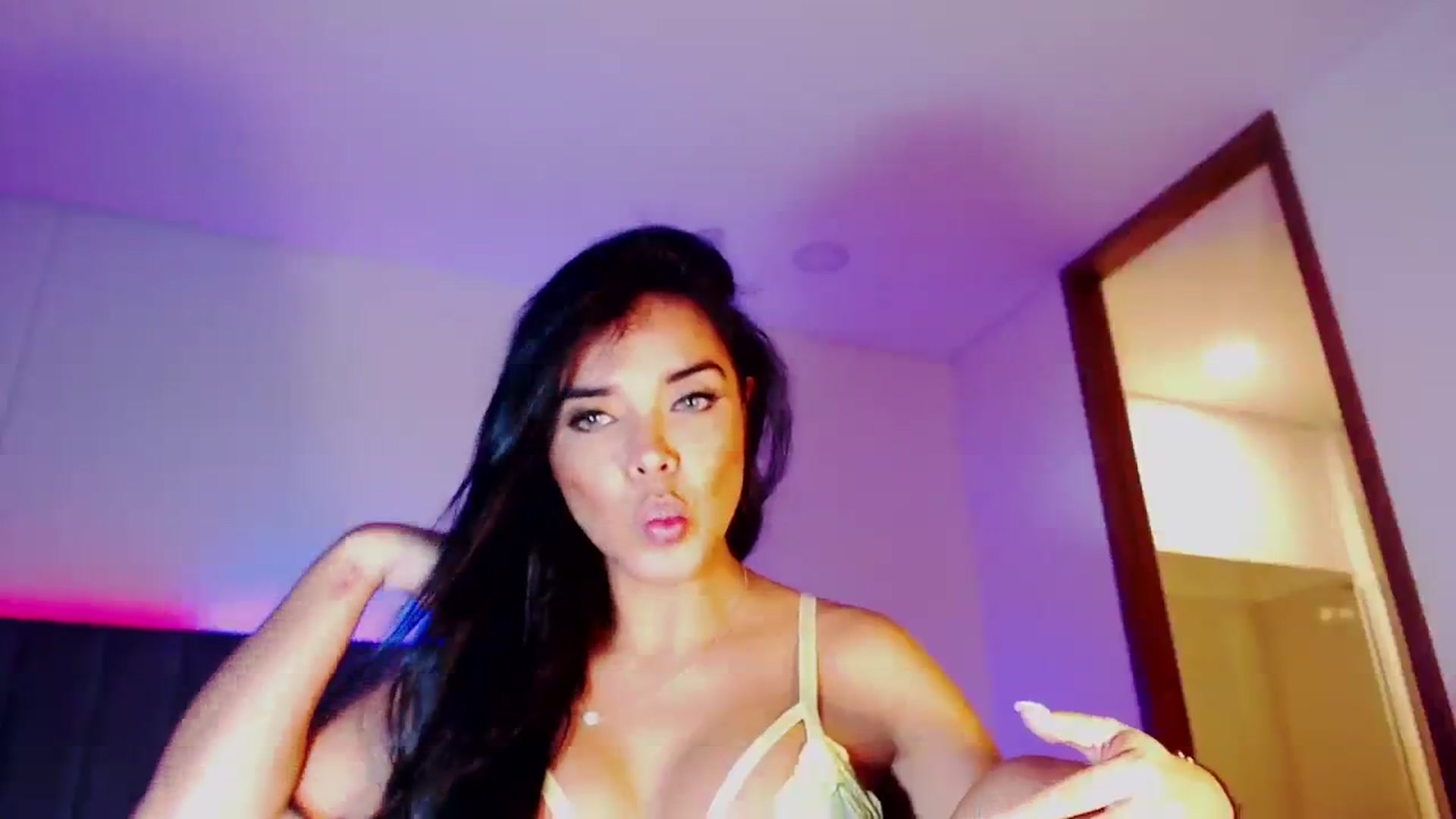 Gallery image thumbnail from SusyHernandez's myfreecams stream on, 02/05/2024, 04:18 image 20 of 20