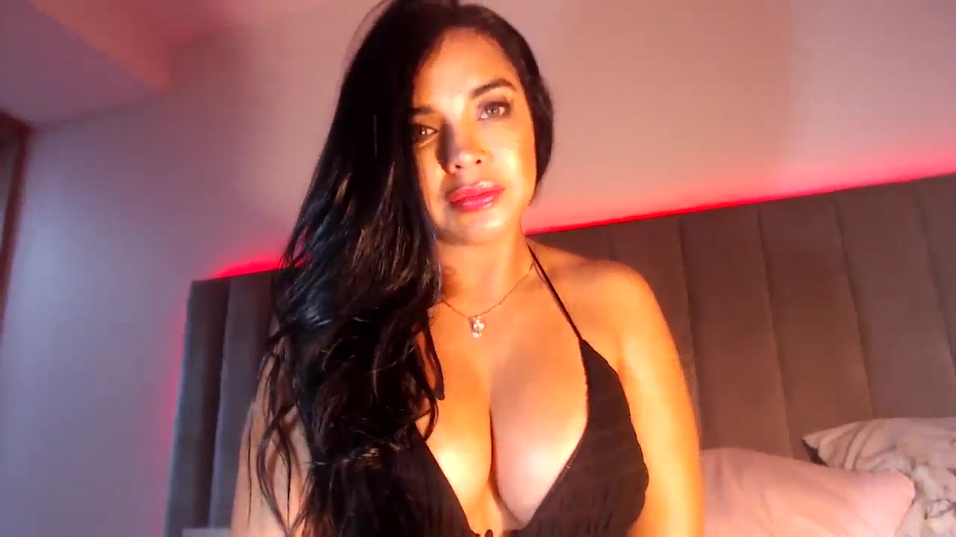 Gallery image thumbnail from SusyHernandez's myfreecams stream on, 05/14/2025, 01:52 image 17 of 20