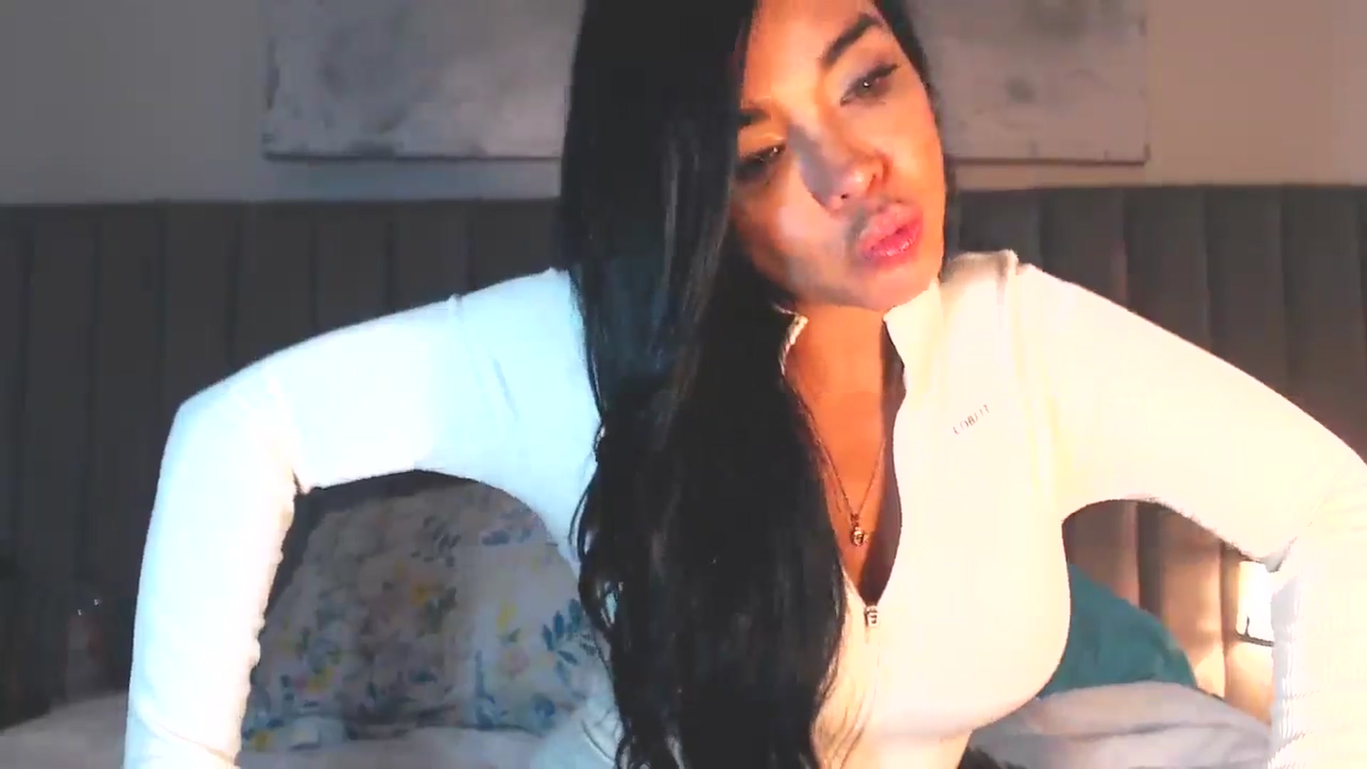 Gallery image thumbnail from SusyHernandez's myfreecams stream on, 04/19/2026, 01:54 image 13 of 20
