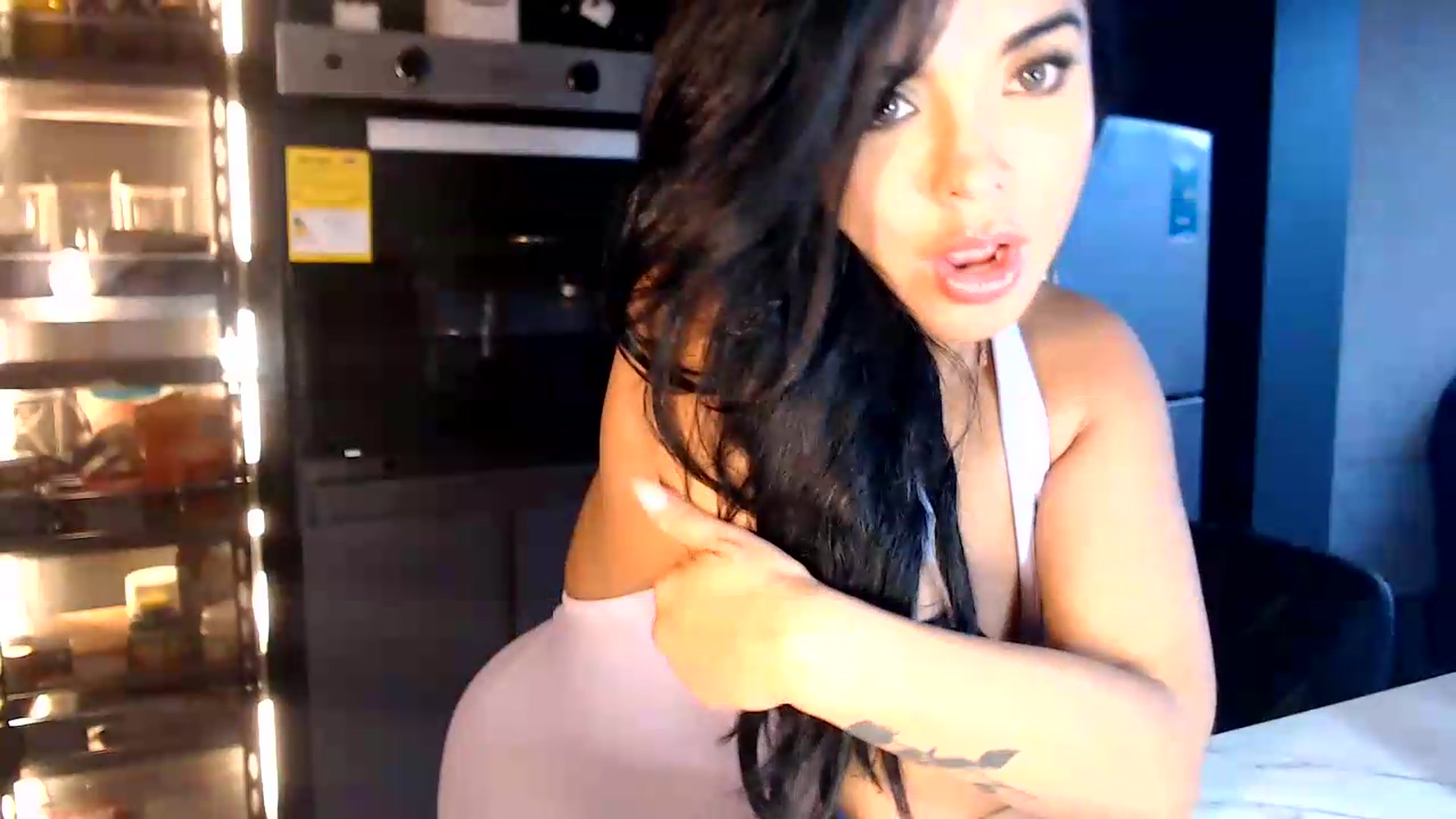 Gallery image thumbnail from SusyHernandez's myfreecams stream on, 08/20/2026, 23:25 image 14 of 20