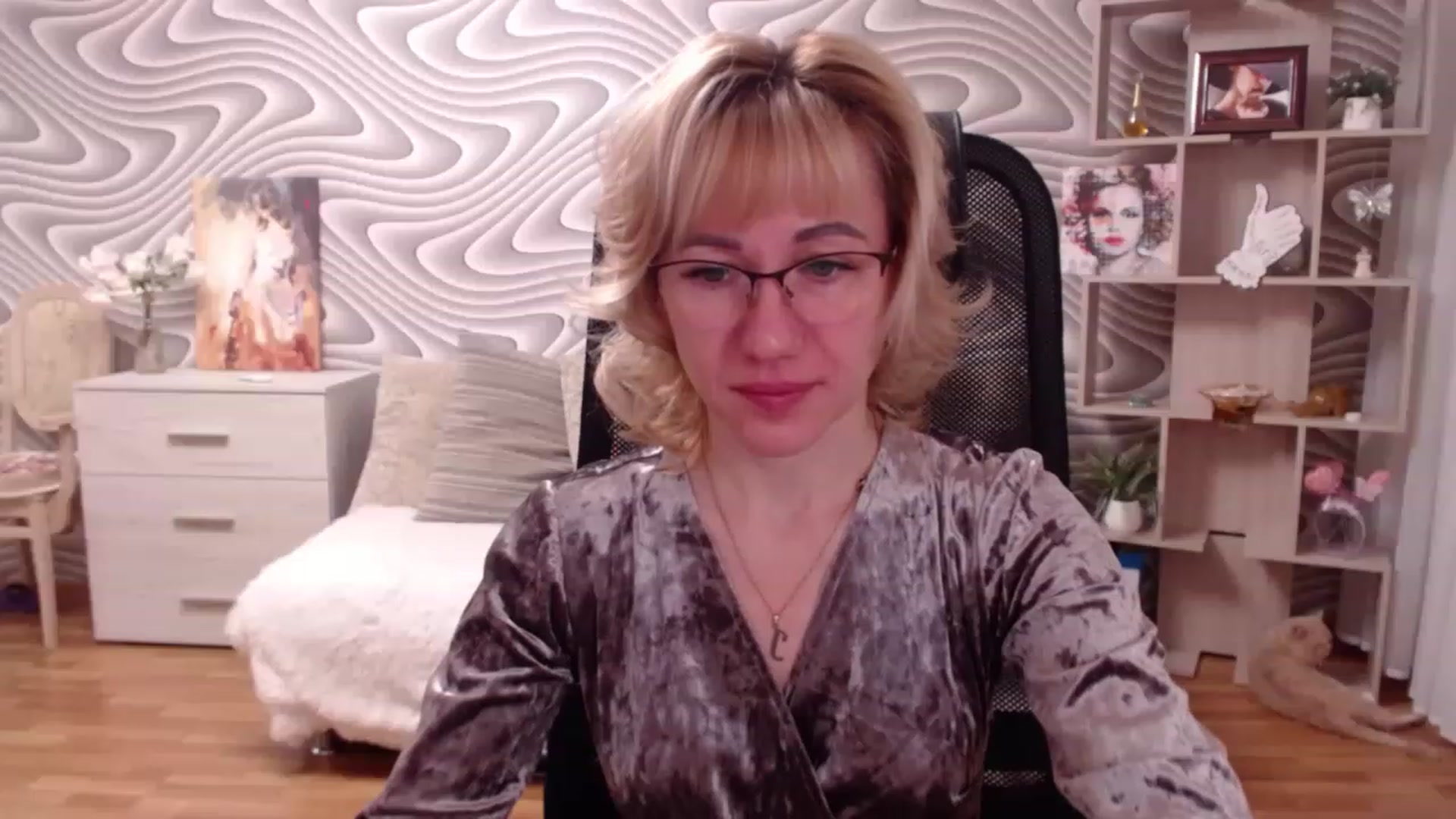Gallery image thumbnail from SvenIsolde's myfreecams stream on, 11/16/2022, 19:32 image 2 of 20