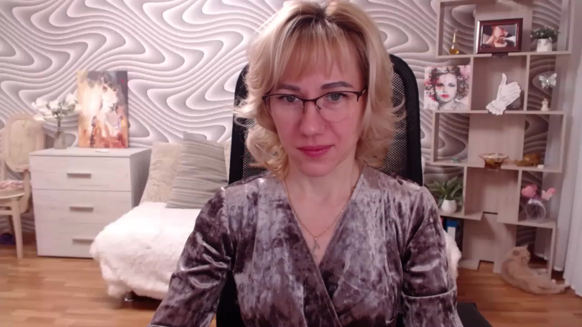 Gallery image thumbnail from SvenIsolde's myfreecams stream on, 11/16/2022, 19:32 image 16 of 20