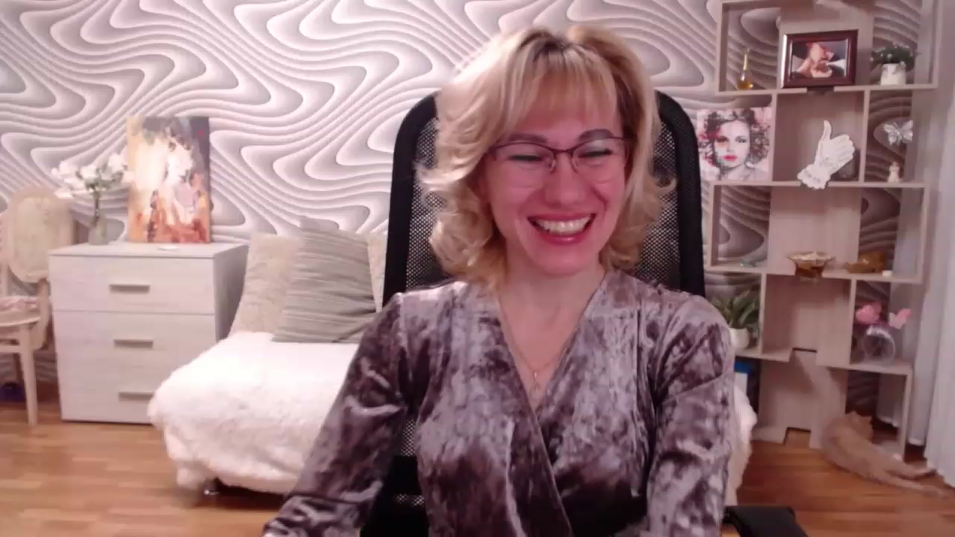 Gallery image thumbnail from SvenIsolde's myfreecams stream on, 11/16/2022, 19:32 image 5 of 20