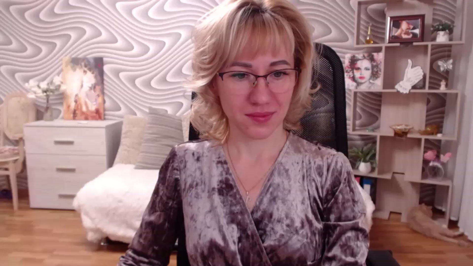 Gallery image thumbnail from SvenIsolde's myfreecams stream on, 11/16/2022, 19:32 image 4 of 20