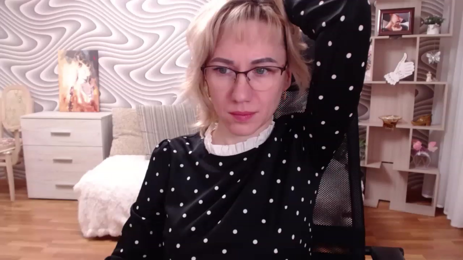 Gallery image thumbnail from SvenIsolde's myfreecams stream on, 11/26/2022, 19:31 image 19 of 20