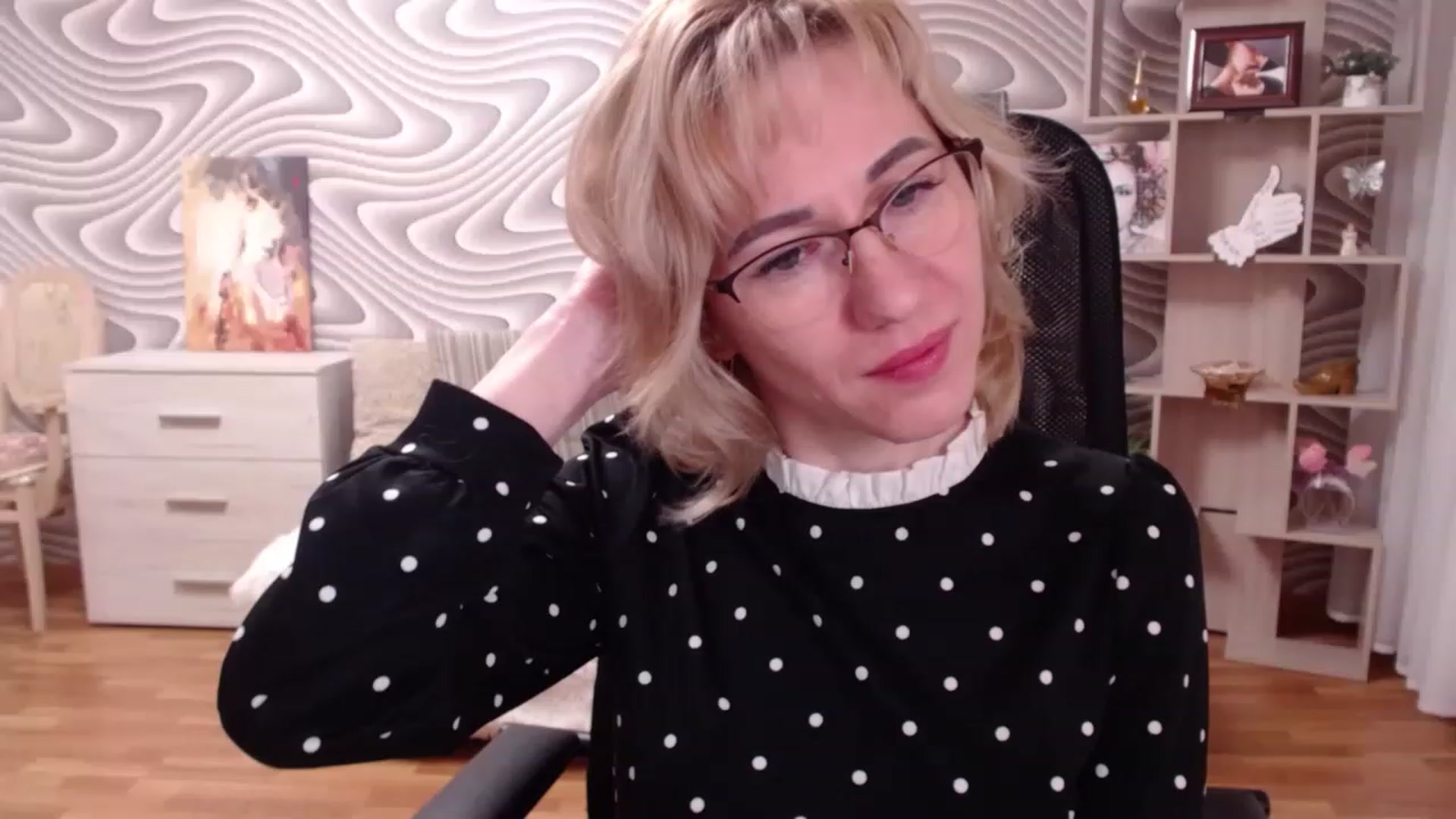 Gallery image thumbnail from SvenIsolde's myfreecams stream on, 11/26/2022, 19:31 image 17 of 20